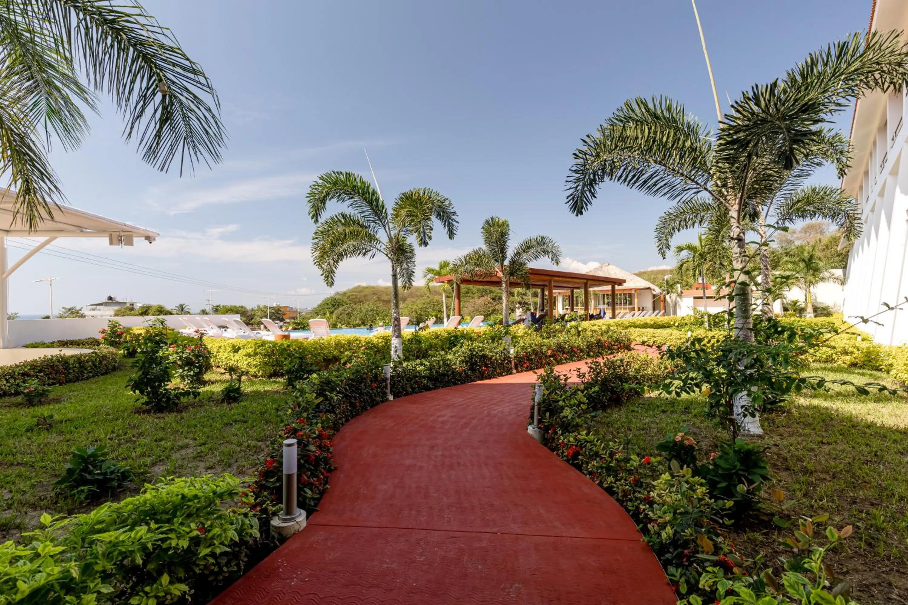 Garden view in Brisa Color Esmeralda