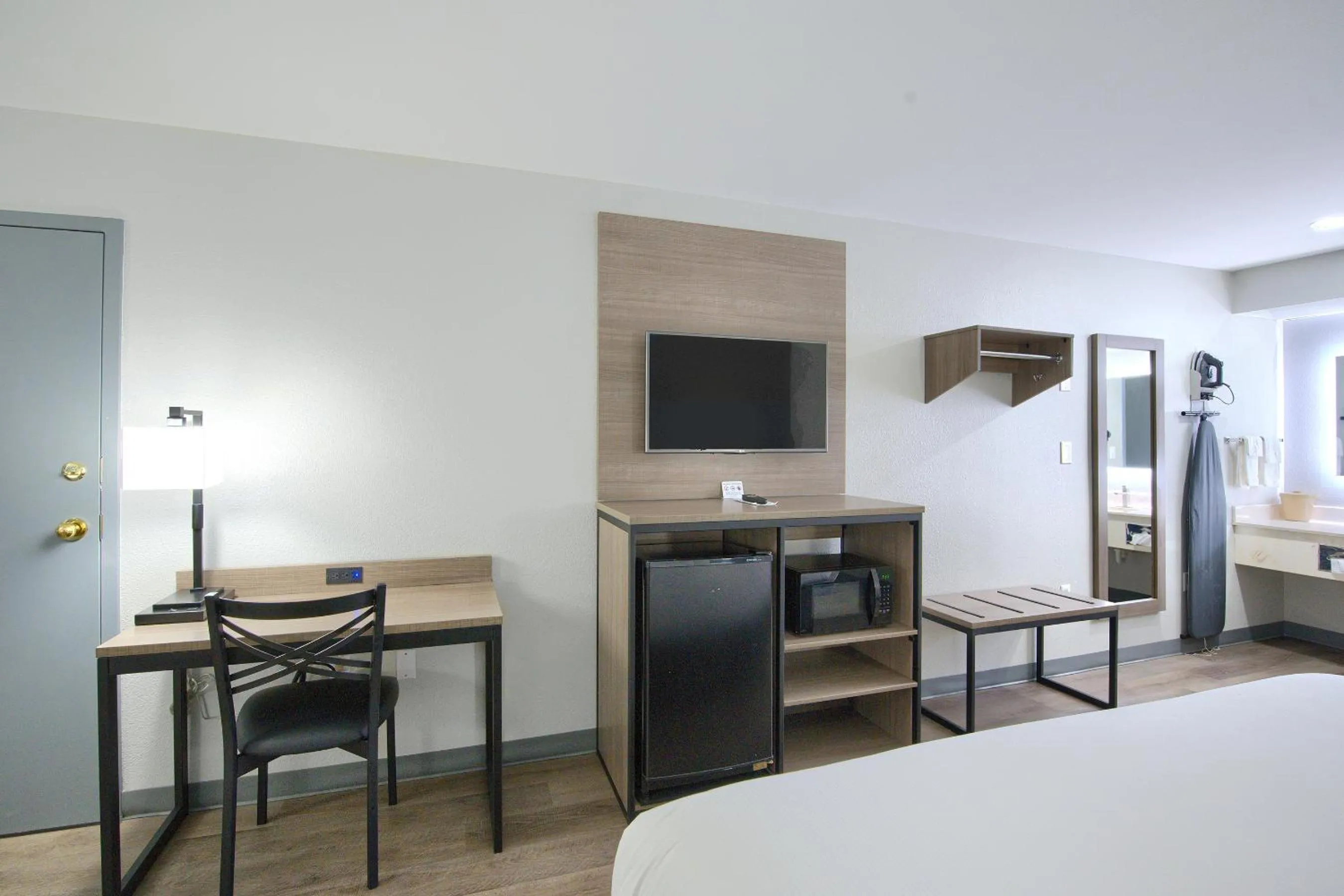 Photo of the whole room, Bed in Hot Springs Village Inn