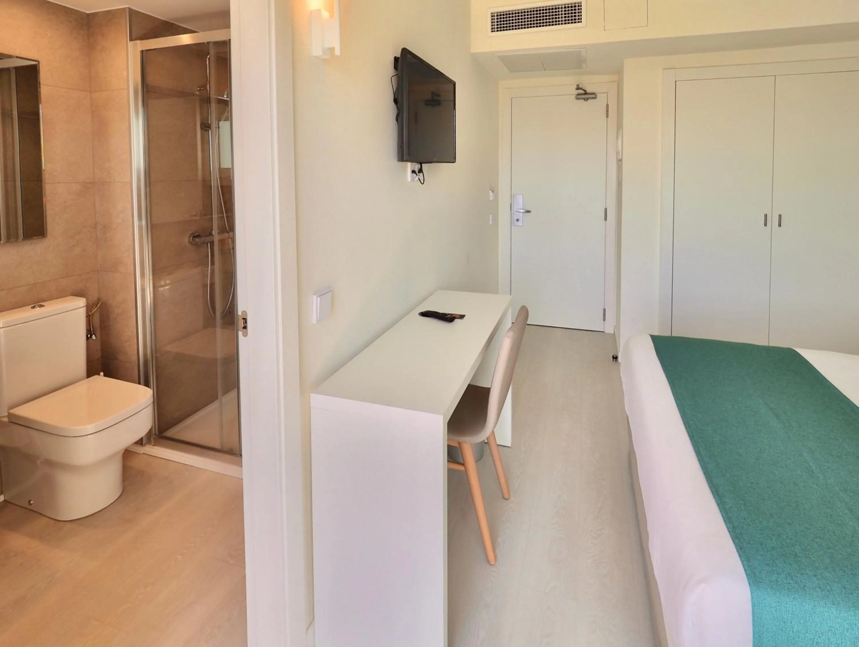 Photo of the whole room in BQ Belvedere Hotel