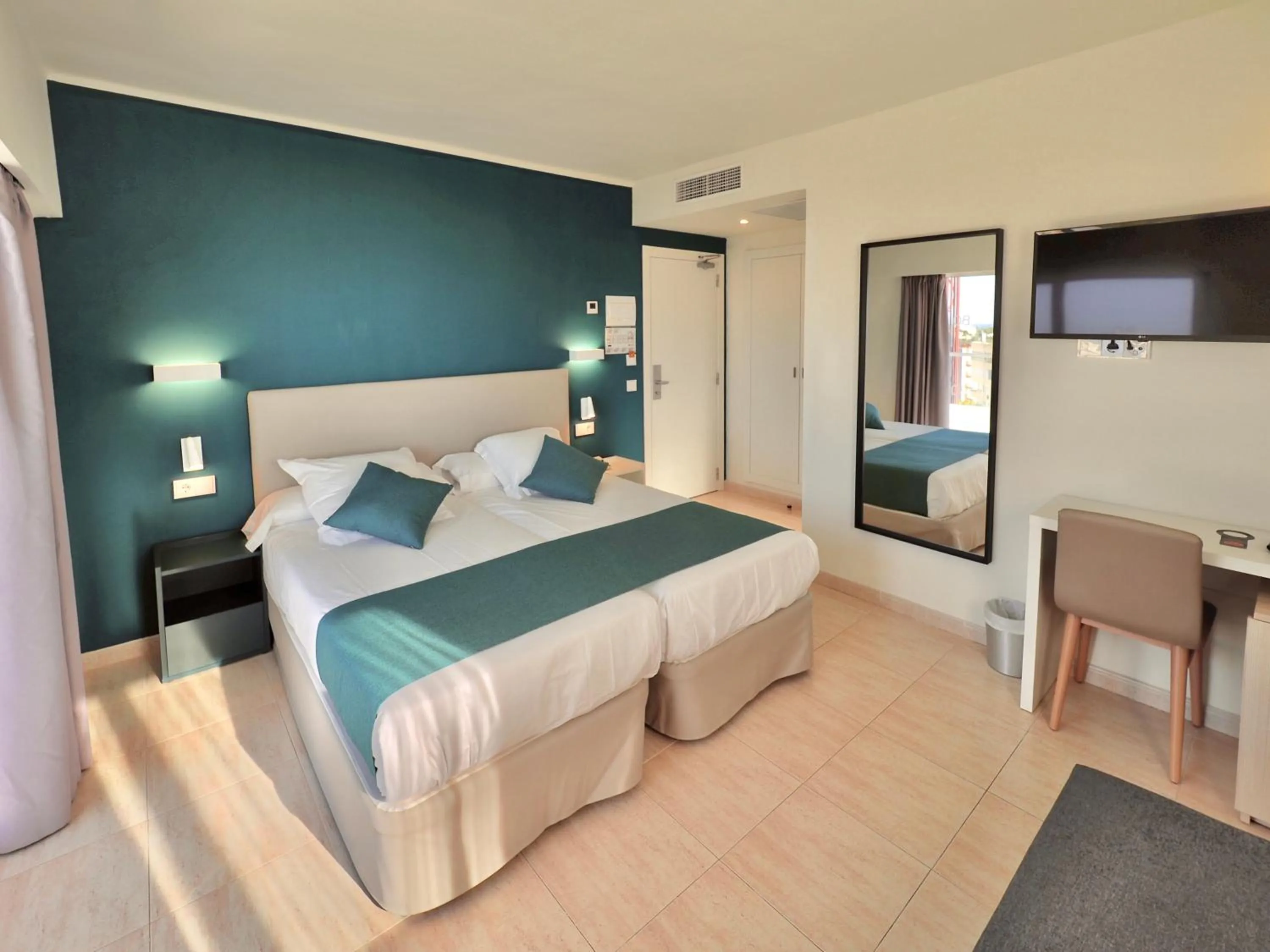 Photo of the whole room, Bed in BQ Belvedere Hotel