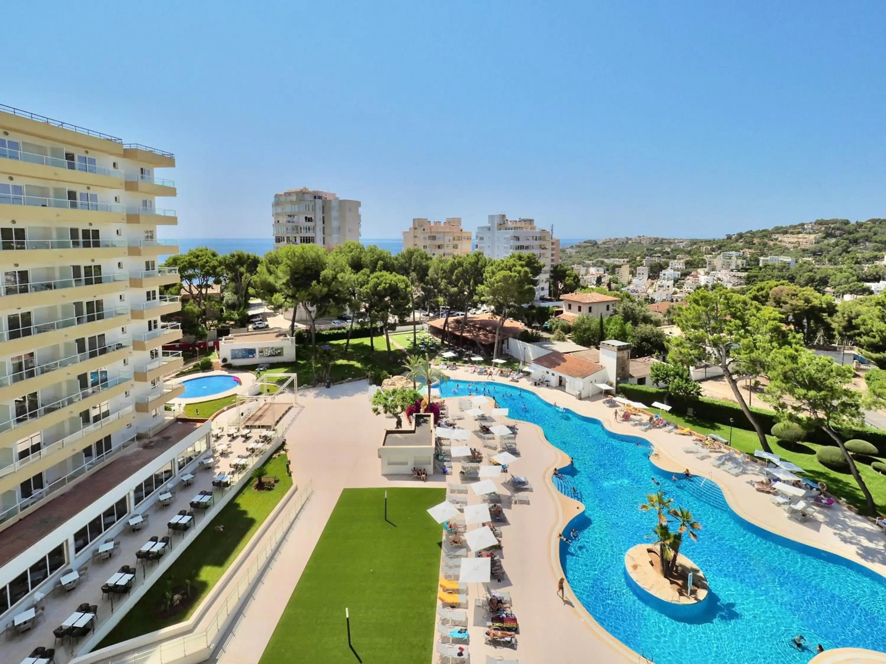Pool view in BQ Belvedere Hotel Pool view in BQ Belvedere Hotel