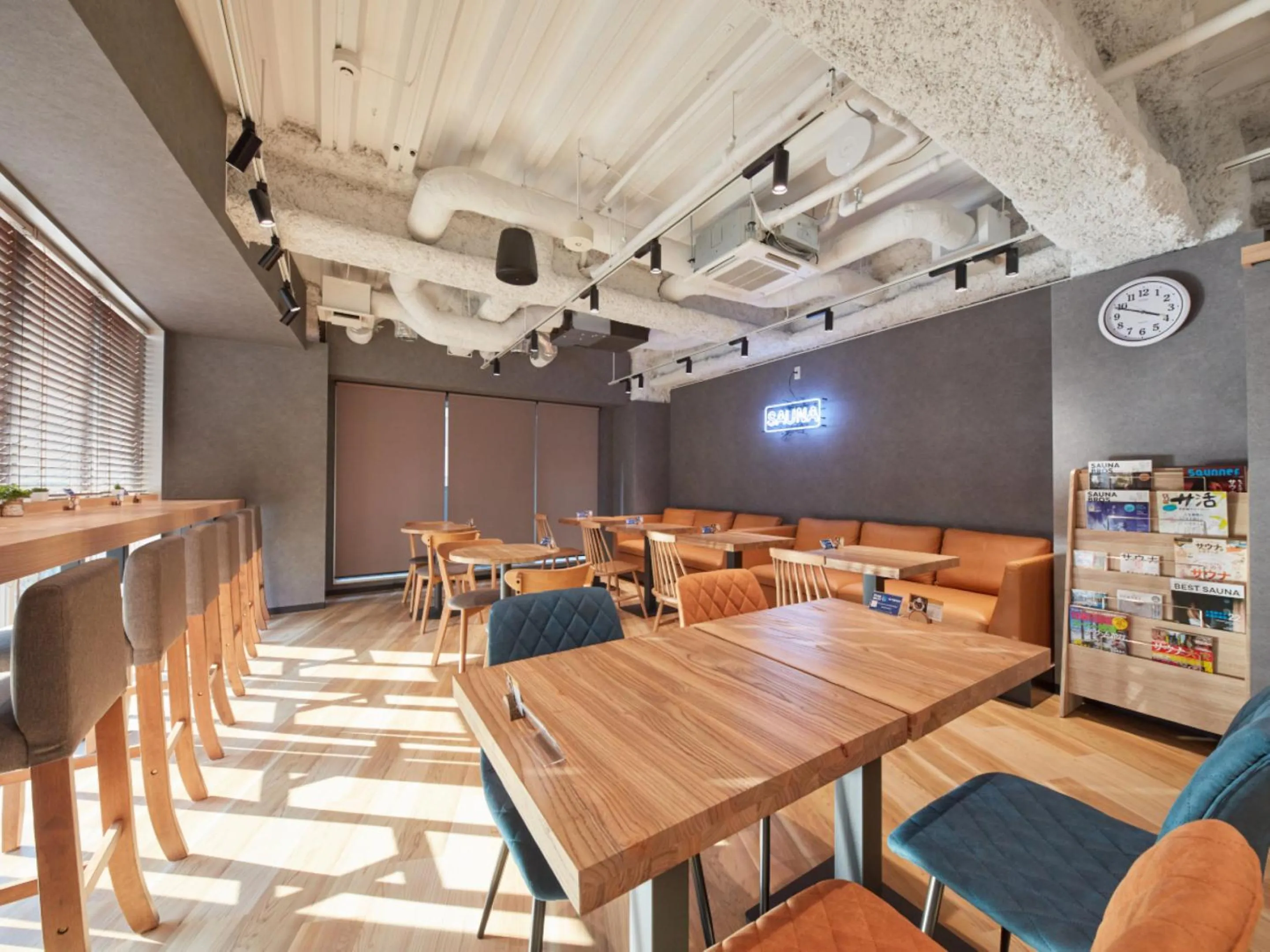 Communal lounge/ TV room in Rembrandt Cabin & Spa Shimbashi - Caters to Men