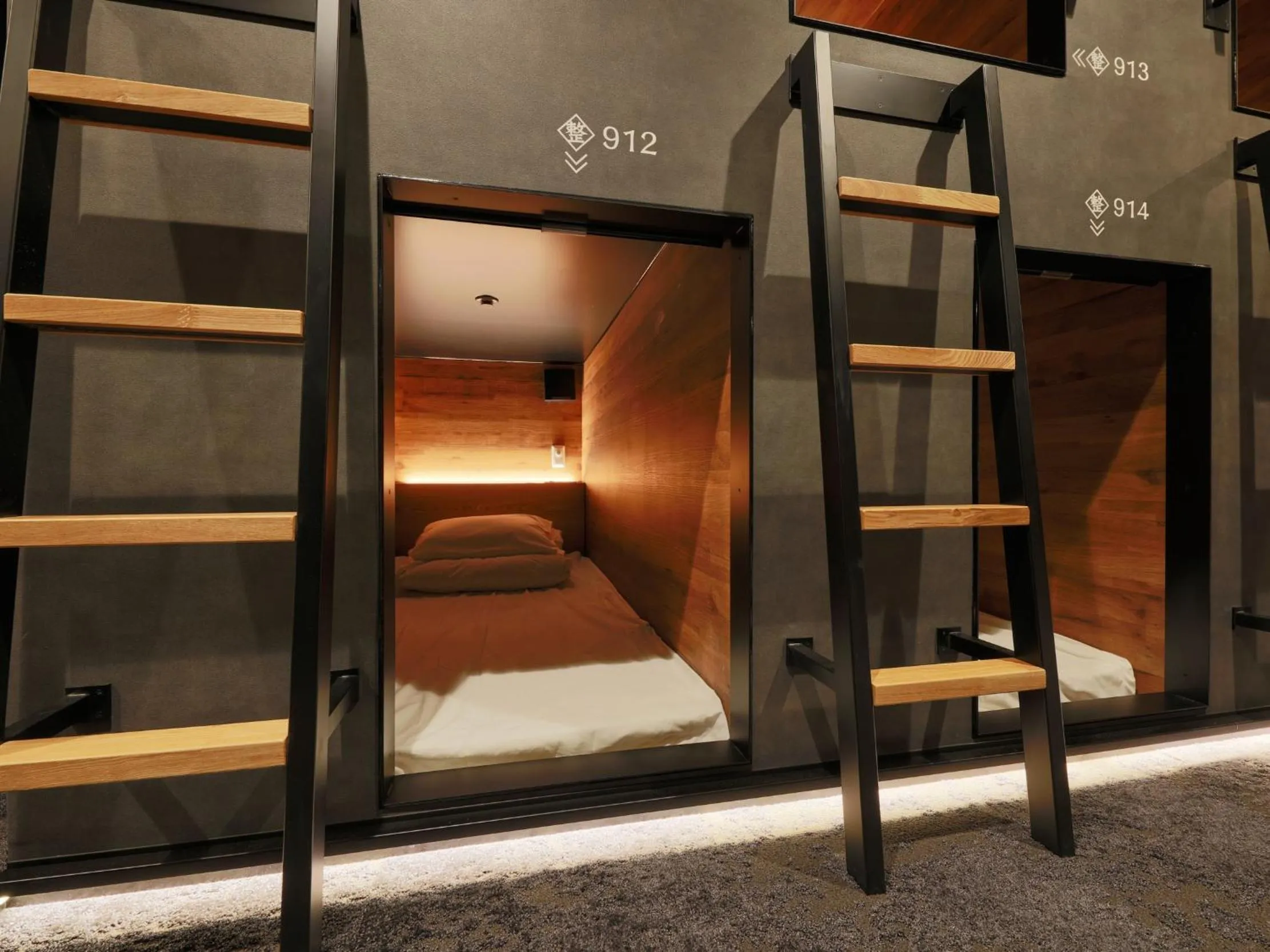 Bedroom, Bed in Rembrandt Cabin & Spa Shimbashi - Caters to Men