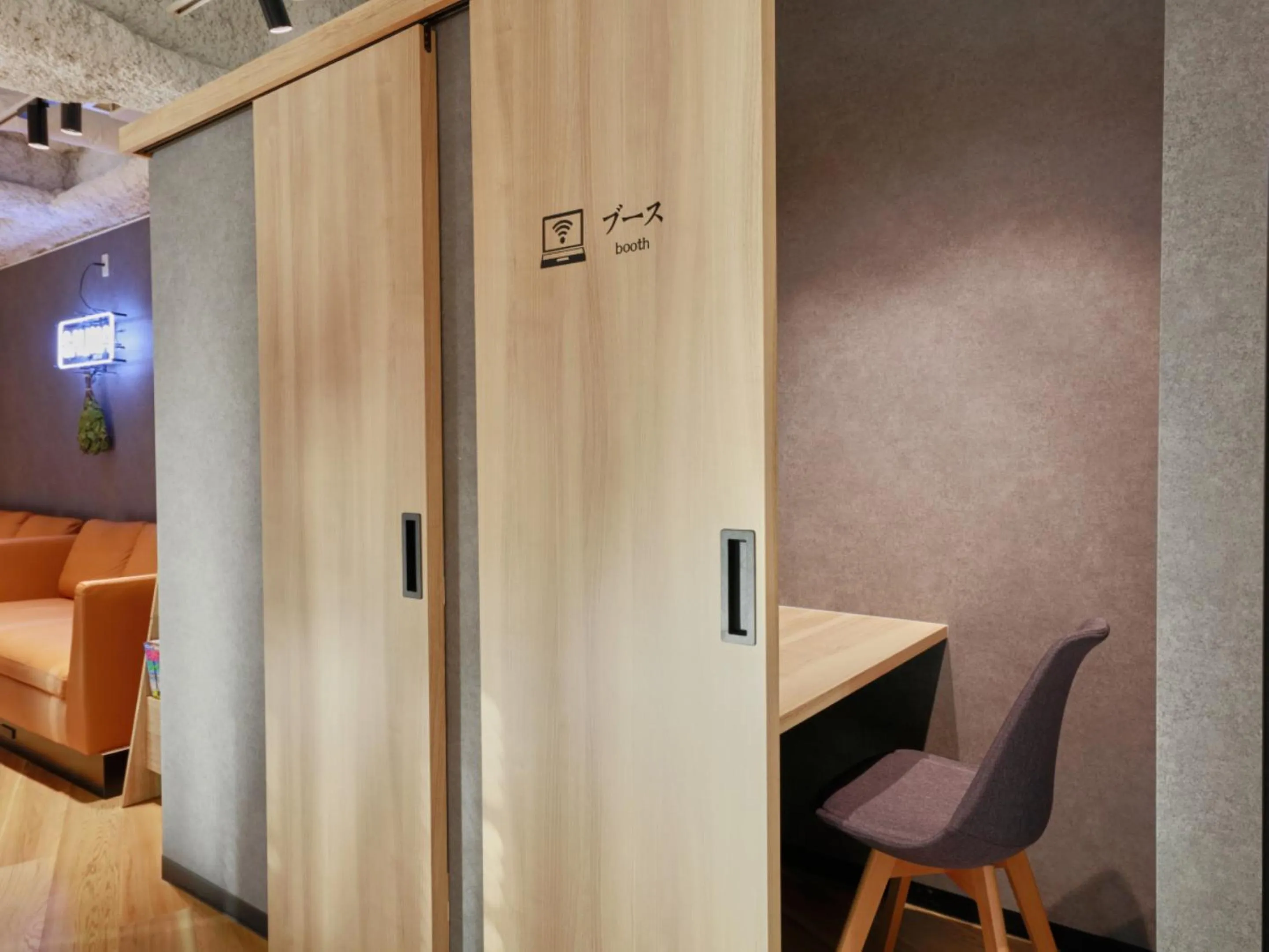 Communal lounge/ TV room in Rembrandt Cabin & Spa Shimbashi - Caters to Men