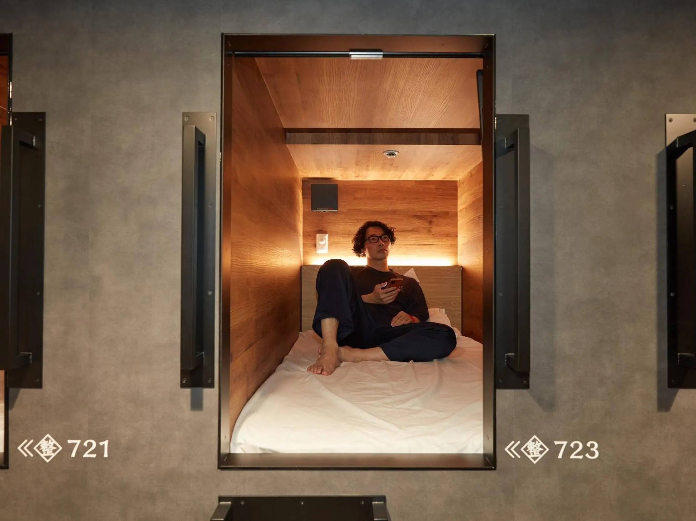 Bedroom in Rembrandt Cabin & Spa Shimbashi - Caters to Men