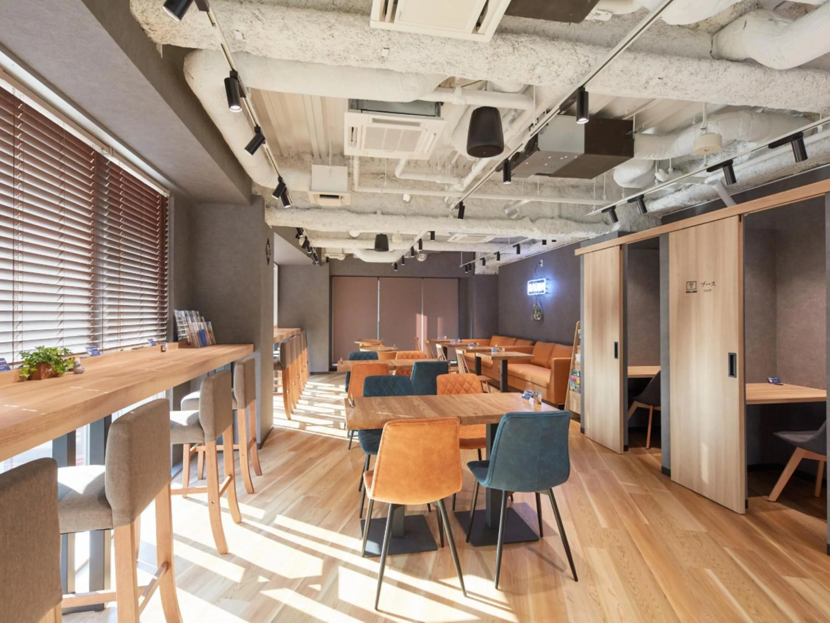 Communal lounge/ TV room in Rembrandt Cabin & Spa Shimbashi - Caters to Men