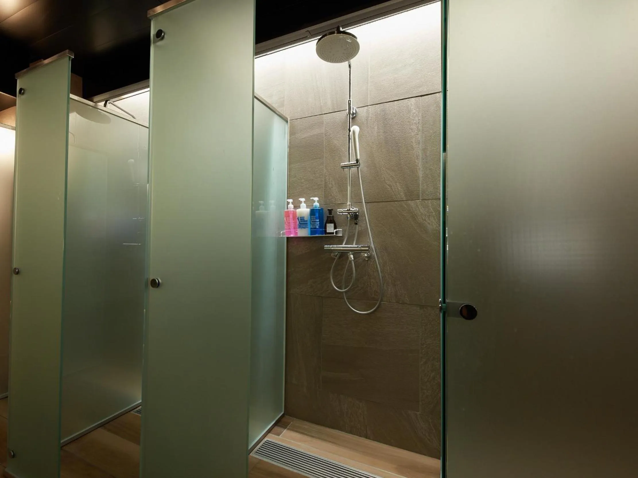 Shower in Rembrandt Cabin & Spa Shimbashi - Caters to Men