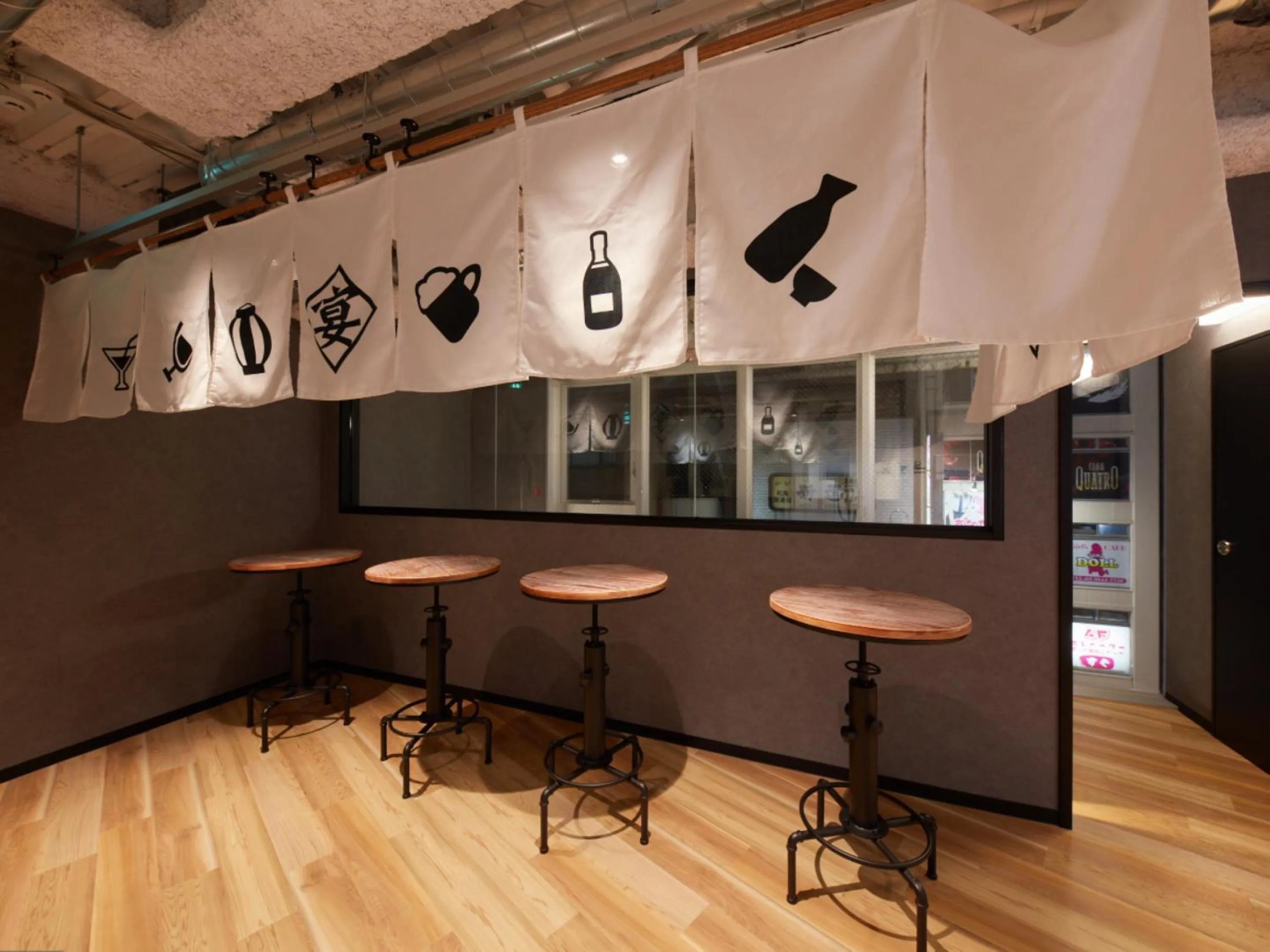 Communal lounge/ TV room in Rembrandt Cabin & Spa Shimbashi - Caters to Men