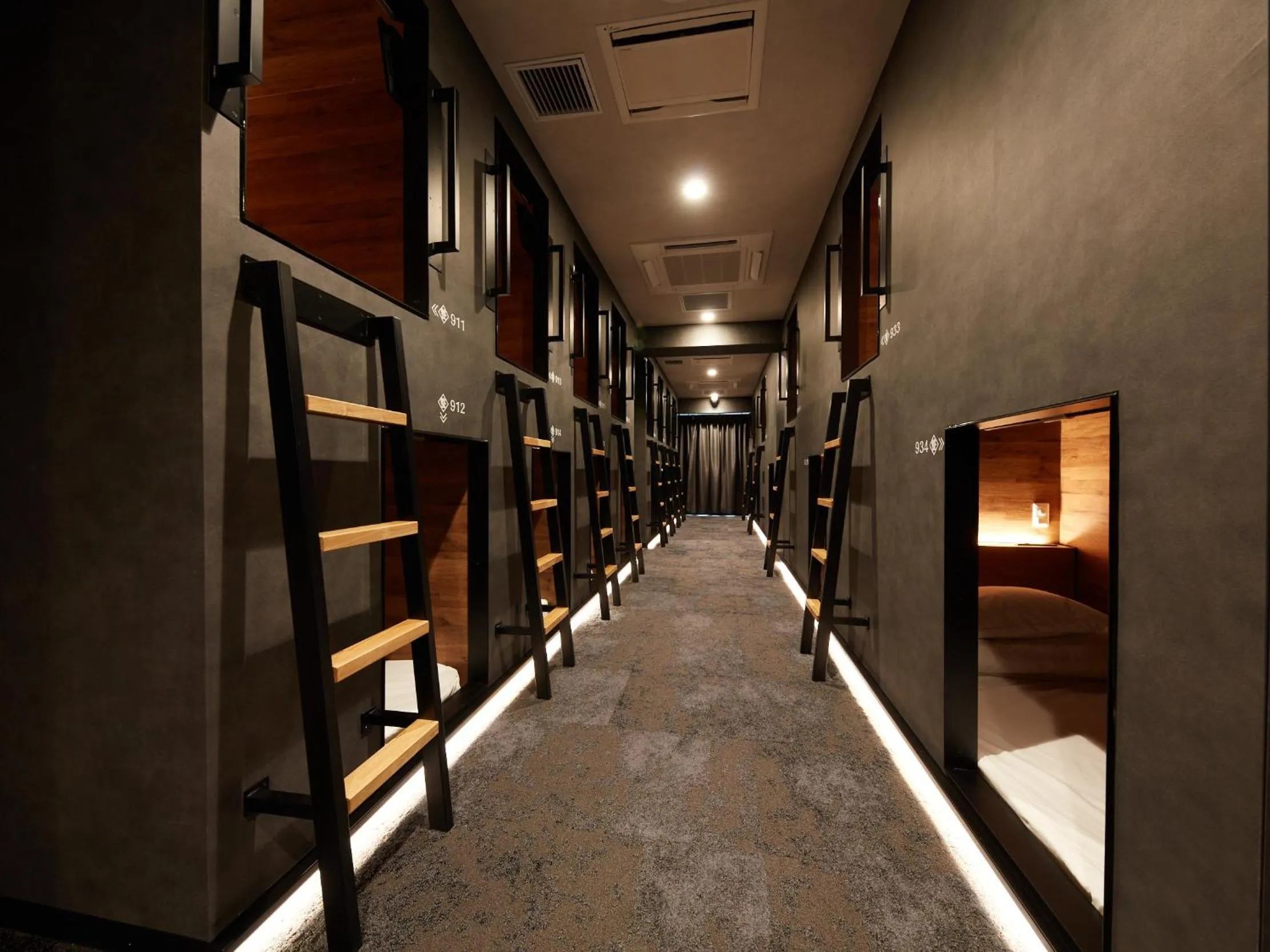 Bedroom in Rembrandt Cabin & Spa Shimbashi - Caters to Men