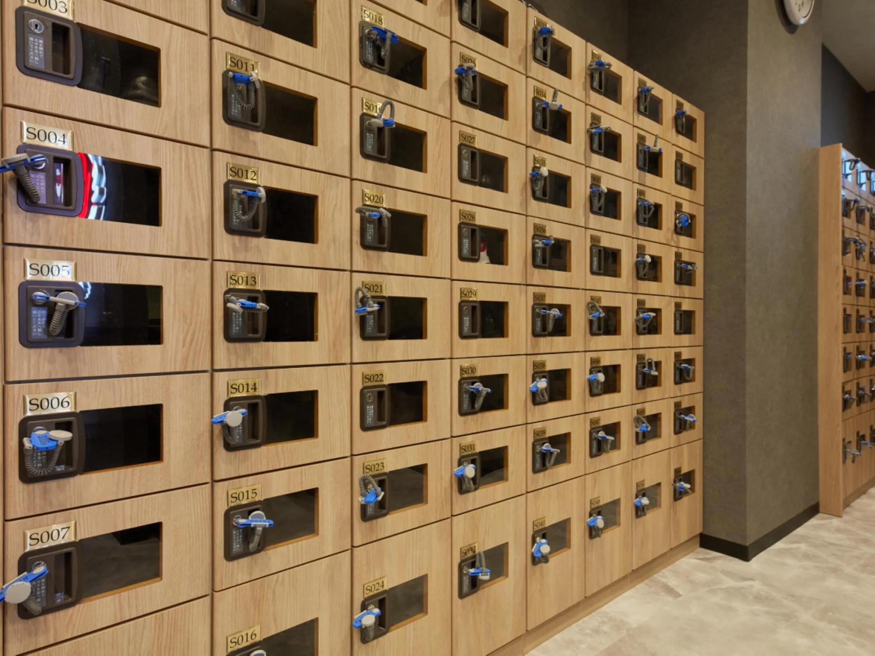 microwave in Rembrandt Cabin & Spa Shimbashi - Caters to Men