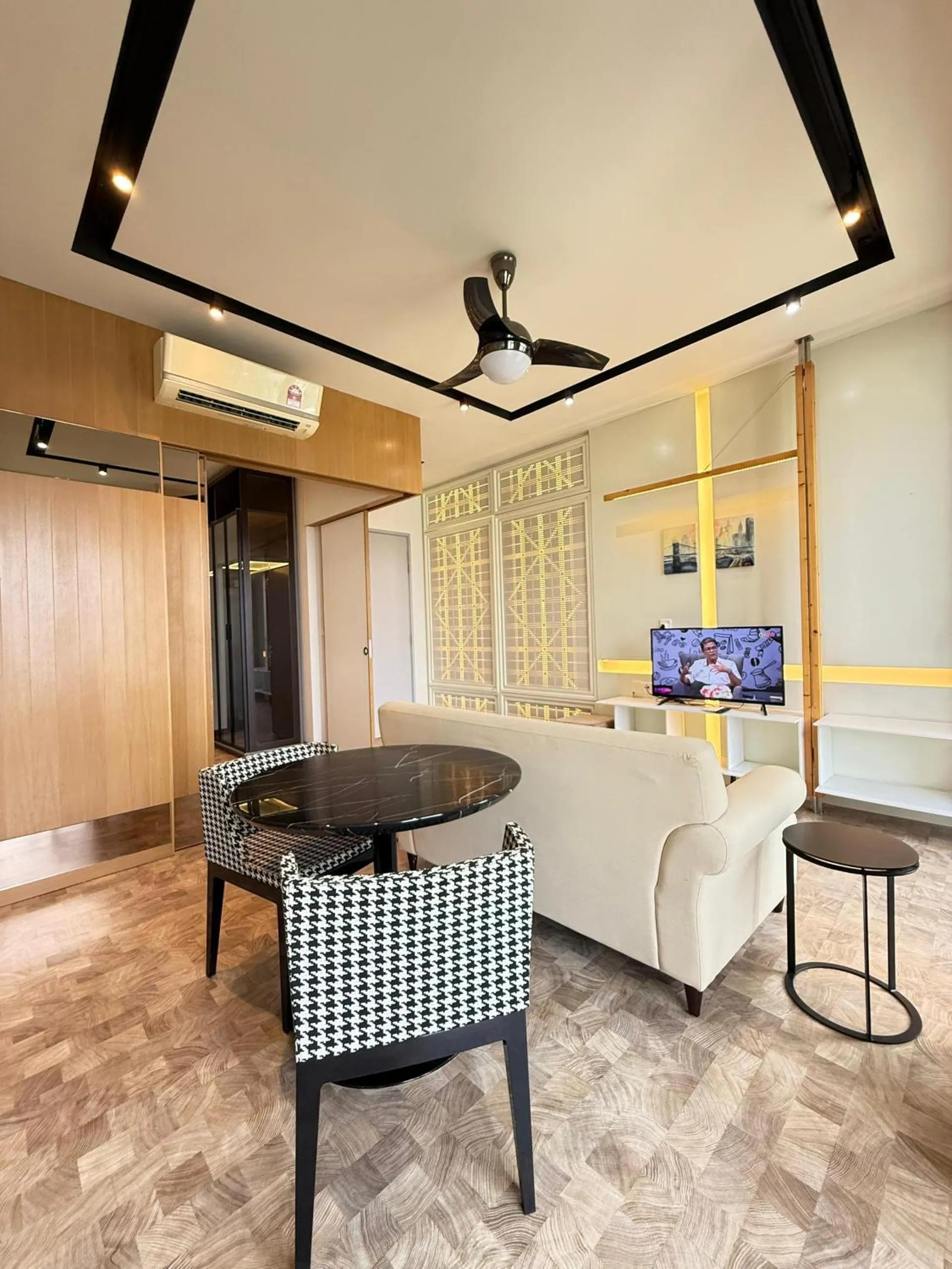 Expressionz Professional Suites by AURORA SUMMER SUITES