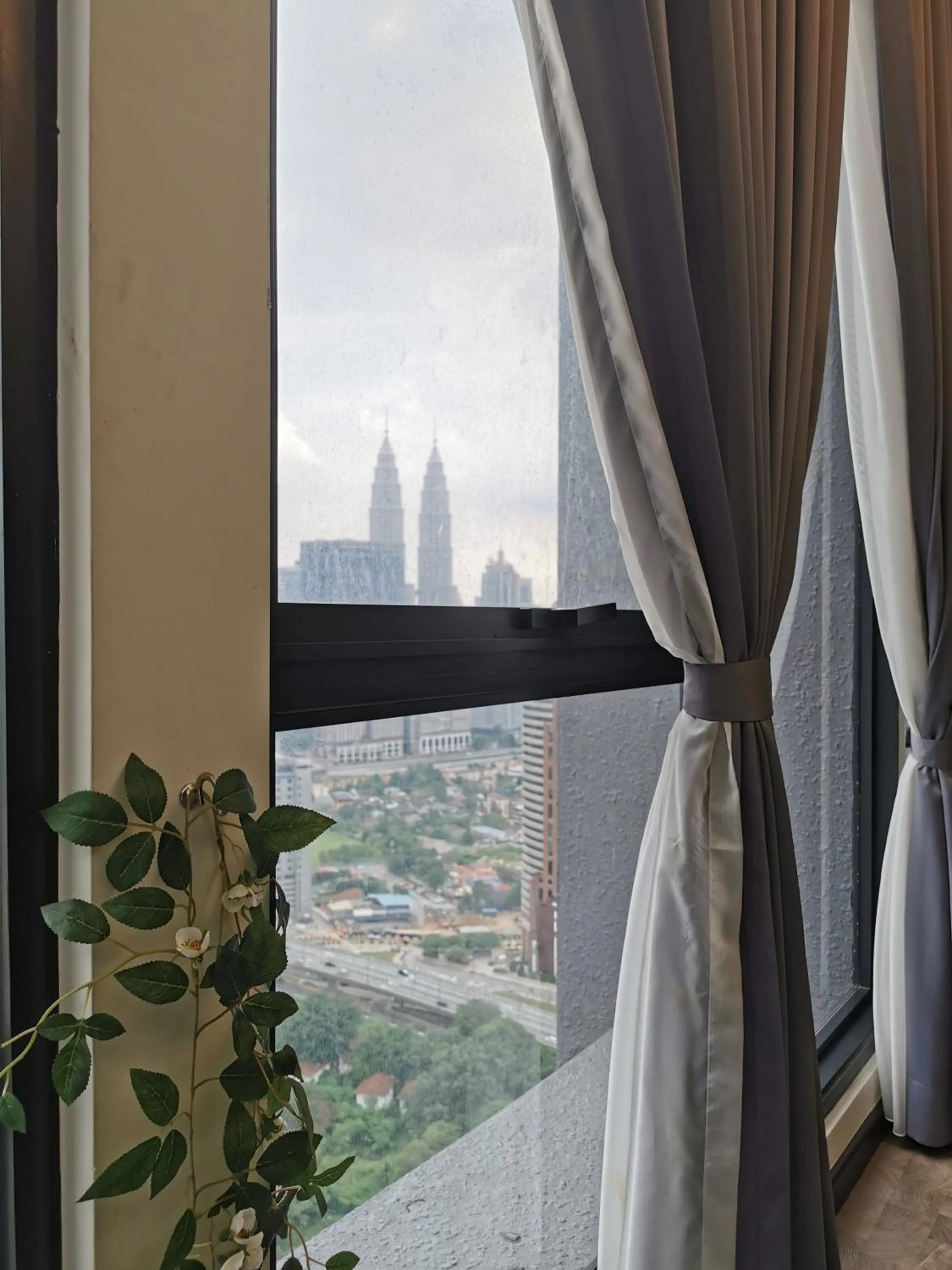 Expressionz Professional Suites by AURORA SUMMER SUITES