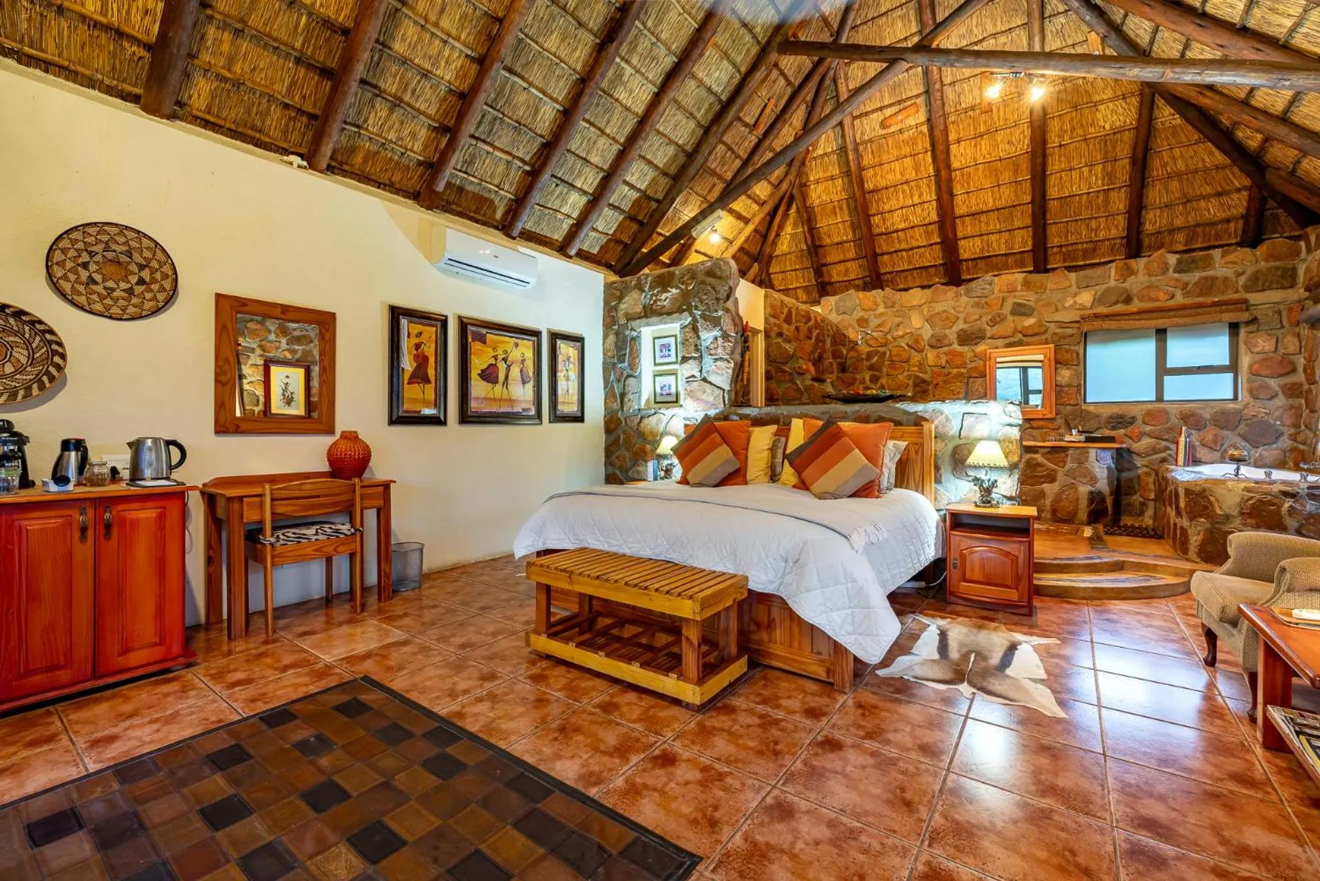 Photo of the whole room, Bed in Iketla Lodge