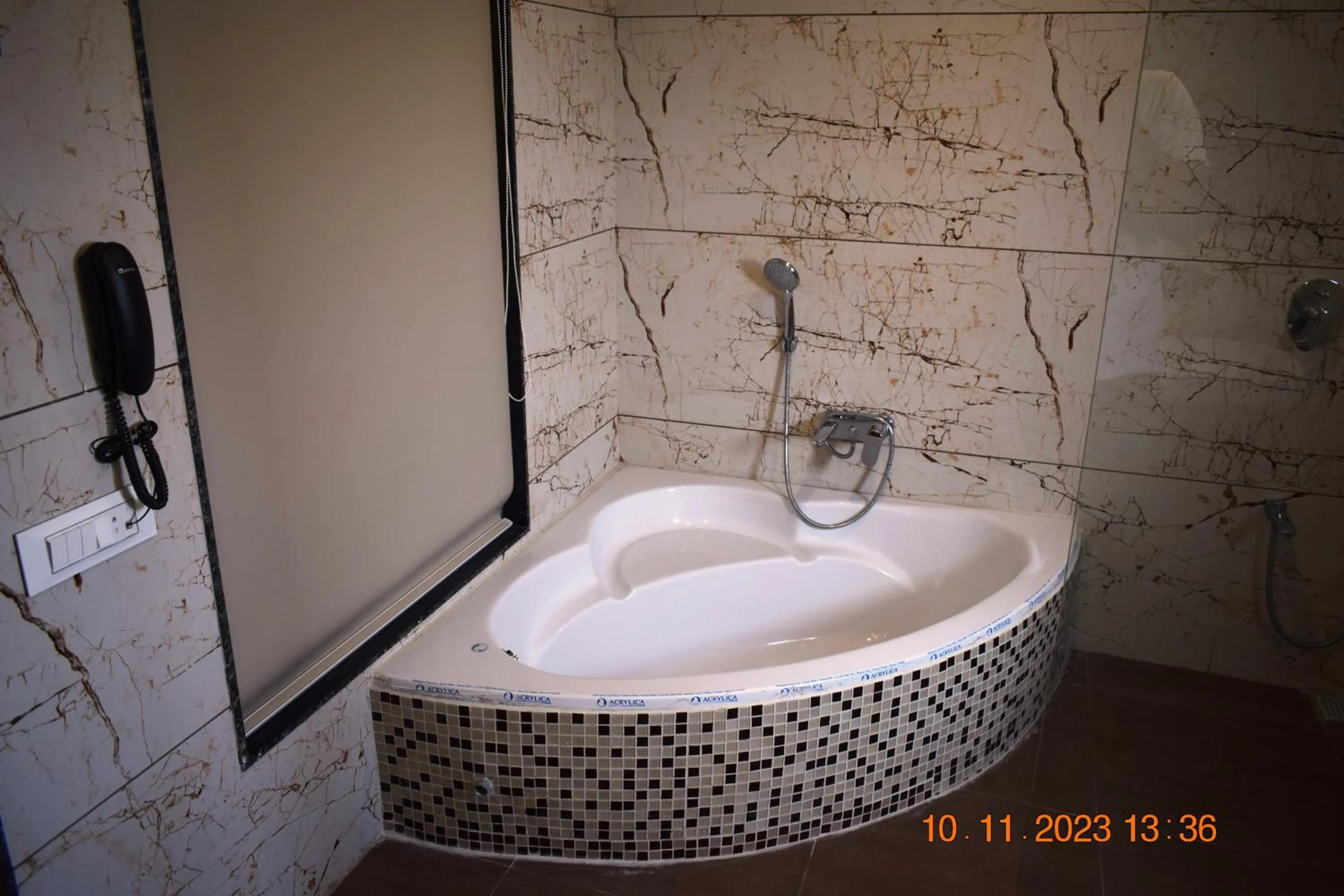 Bath in LEELA BIZOTEL