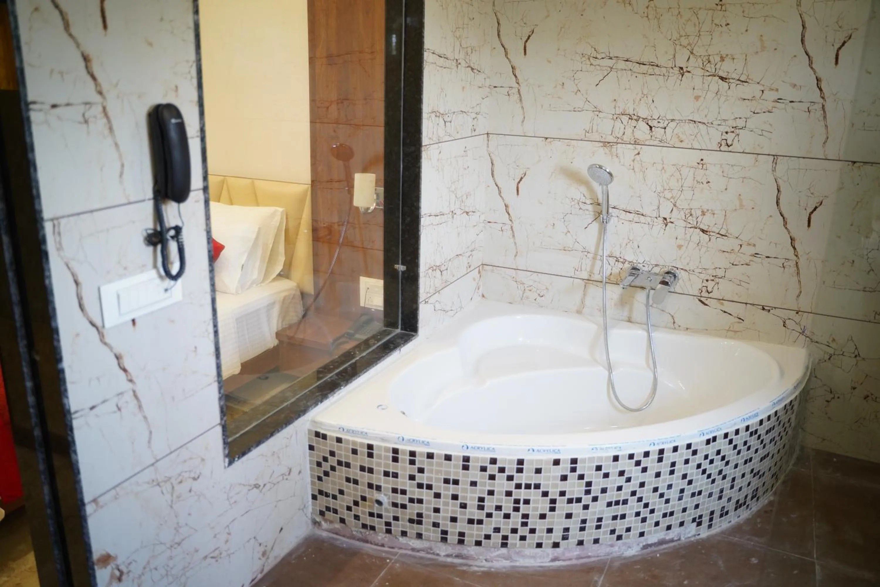 Bath in LEELA BIZOTEL