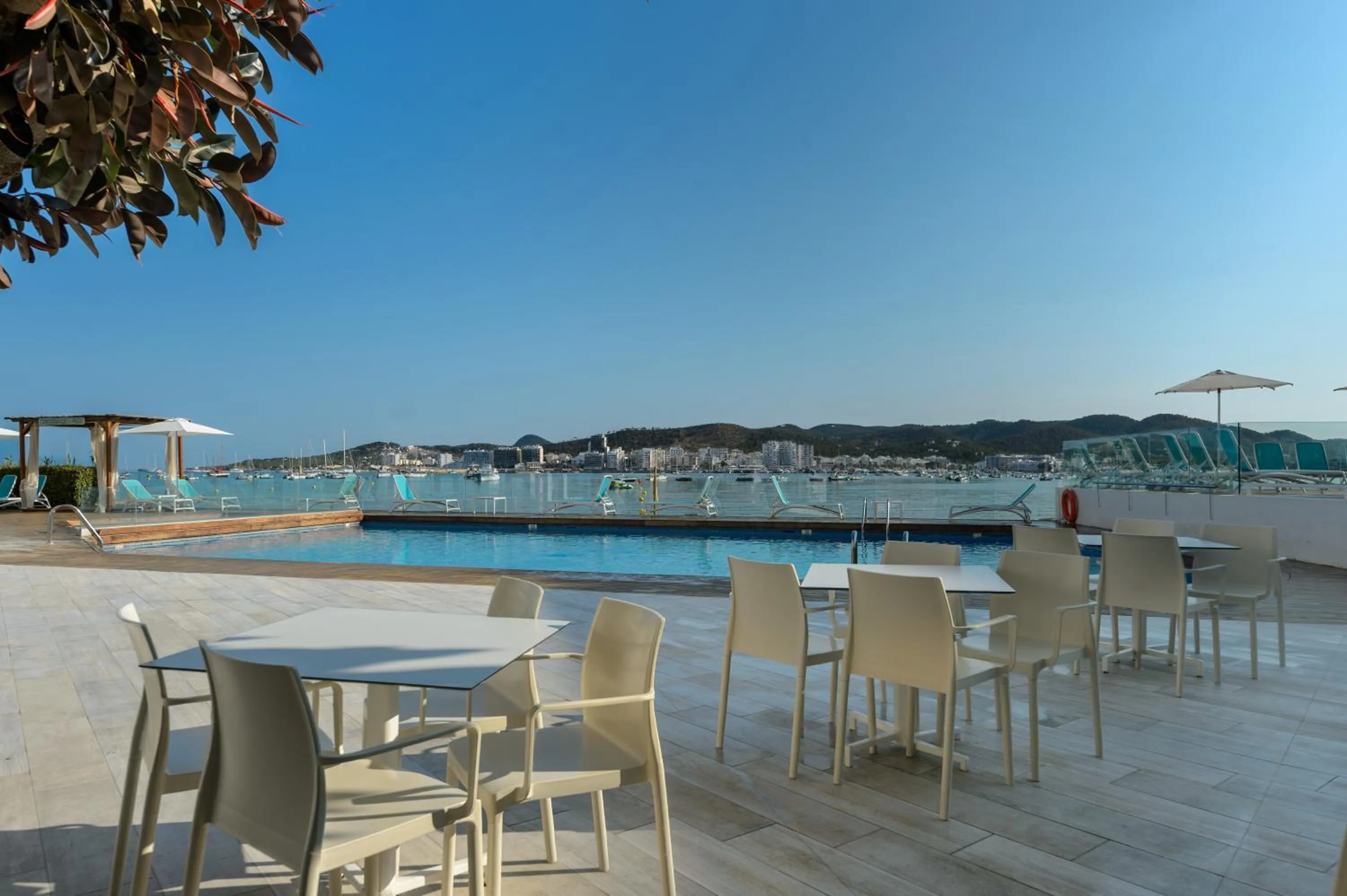 Swimming pool in Hotel Vibra San Remo