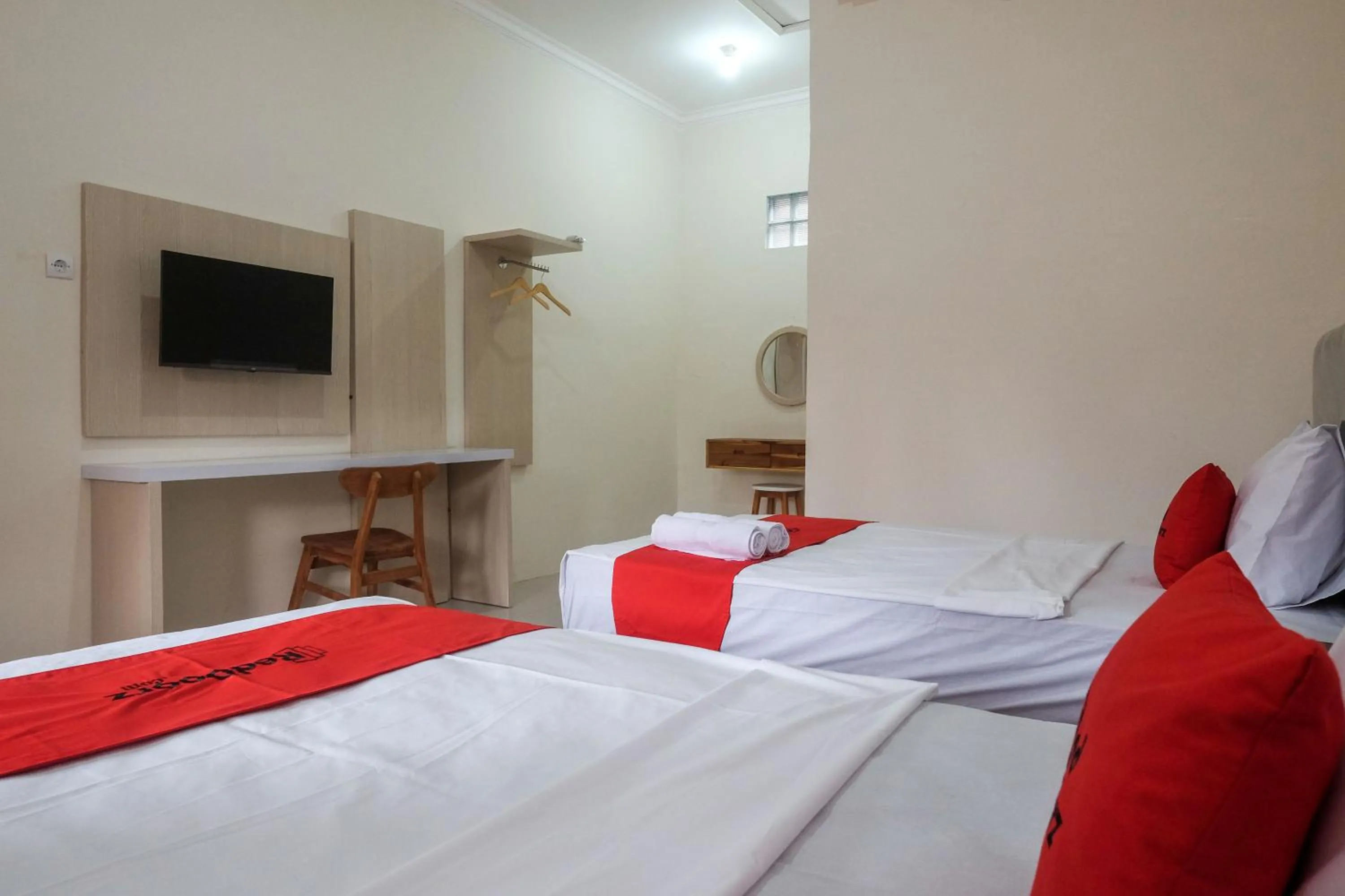 Bedroom, Bed in RedDoorz Plus Syariah at Hotel Indonesia Kajen