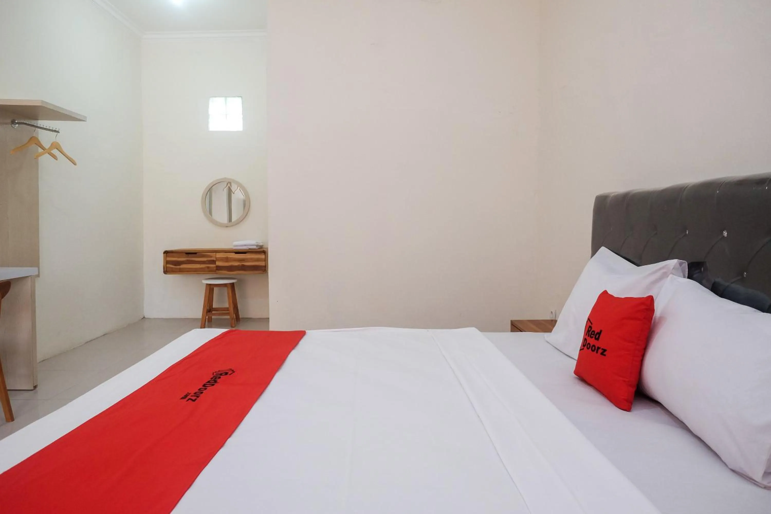 Bedroom, Bed in RedDoorz Plus Syariah at Hotel Indonesia Kajen