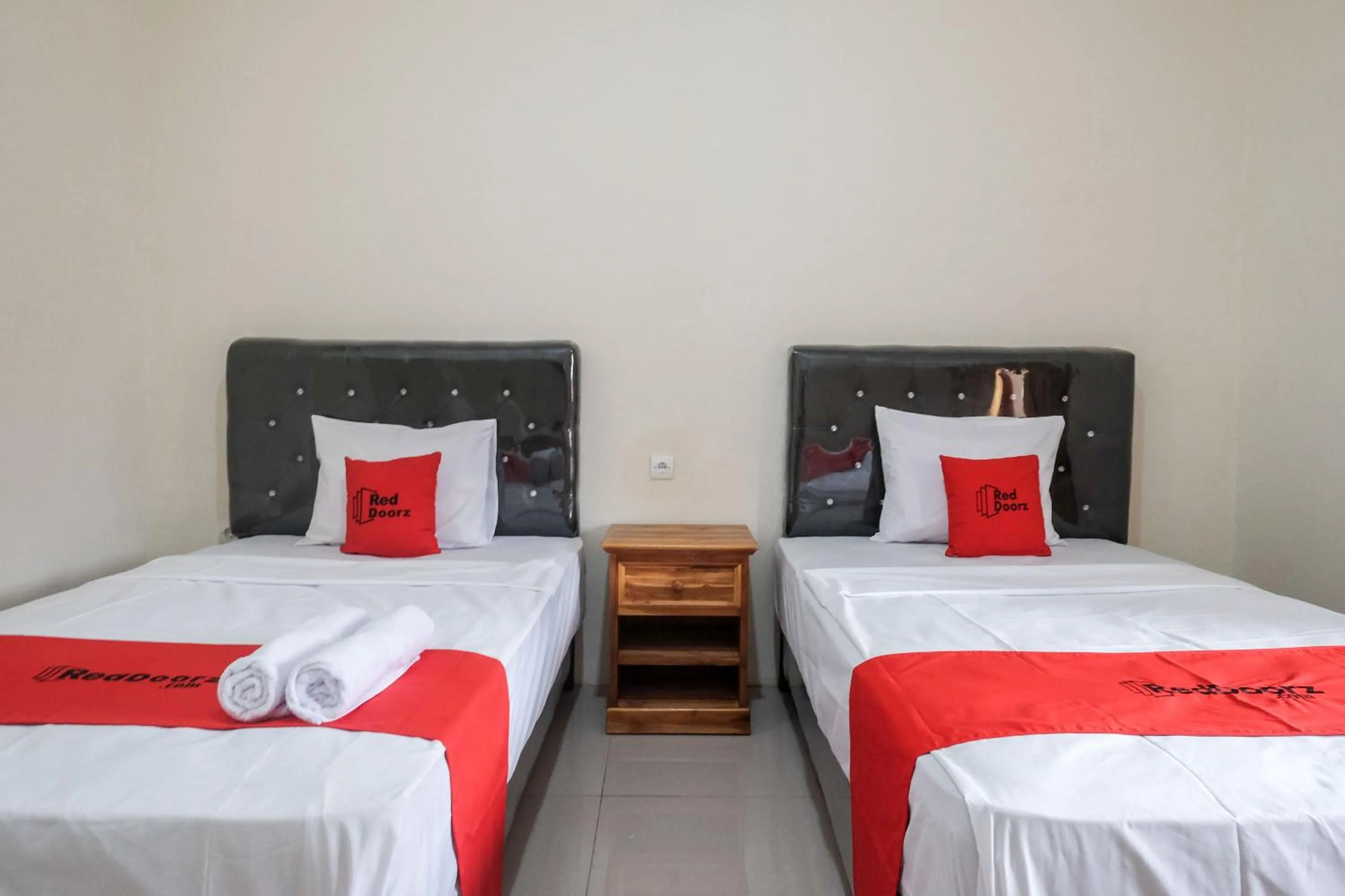 Bedroom, Bed in RedDoorz Plus Syariah at Hotel Indonesia Kajen