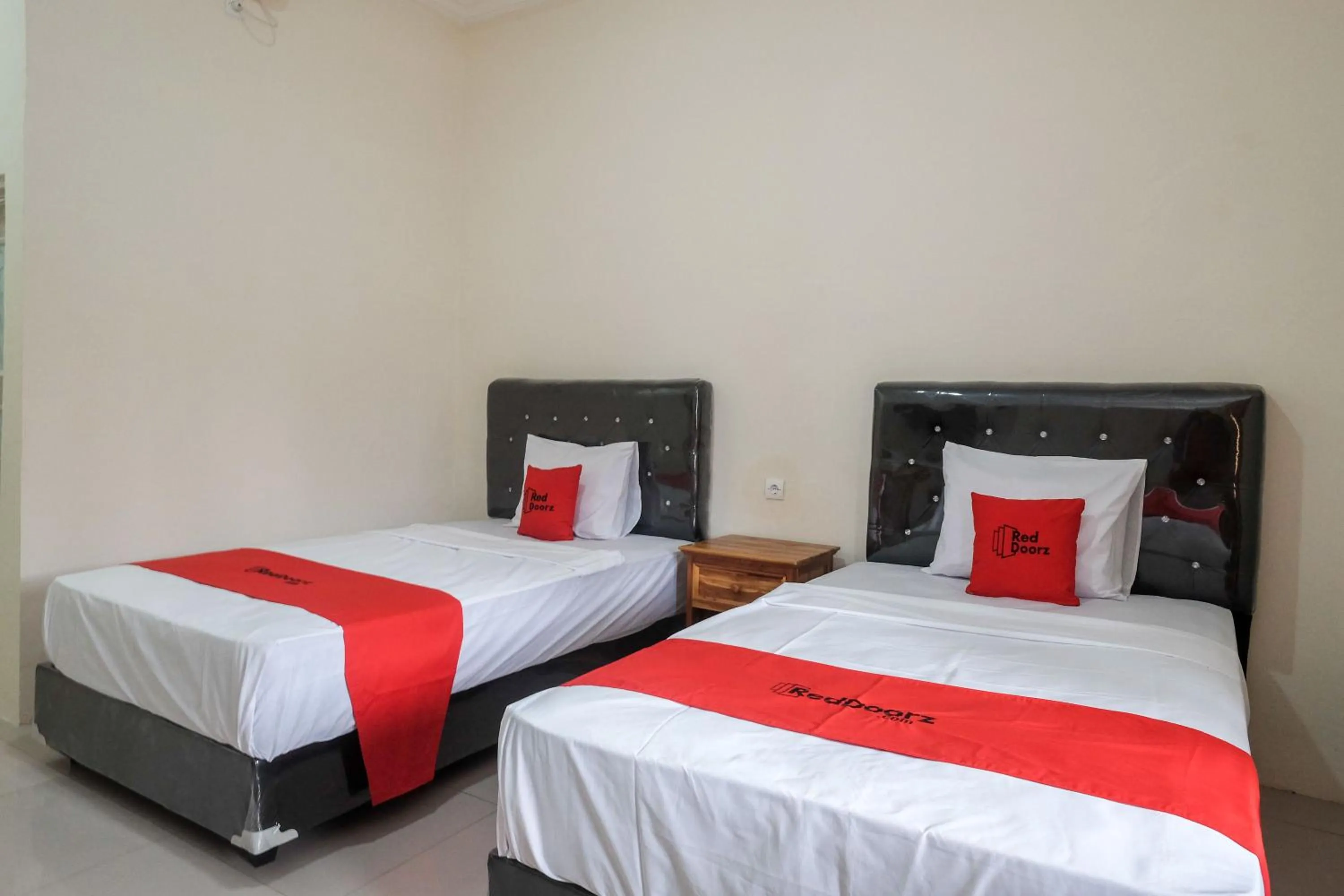 Bedroom, Bed in RedDoorz Plus Syariah at Hotel Indonesia Kajen