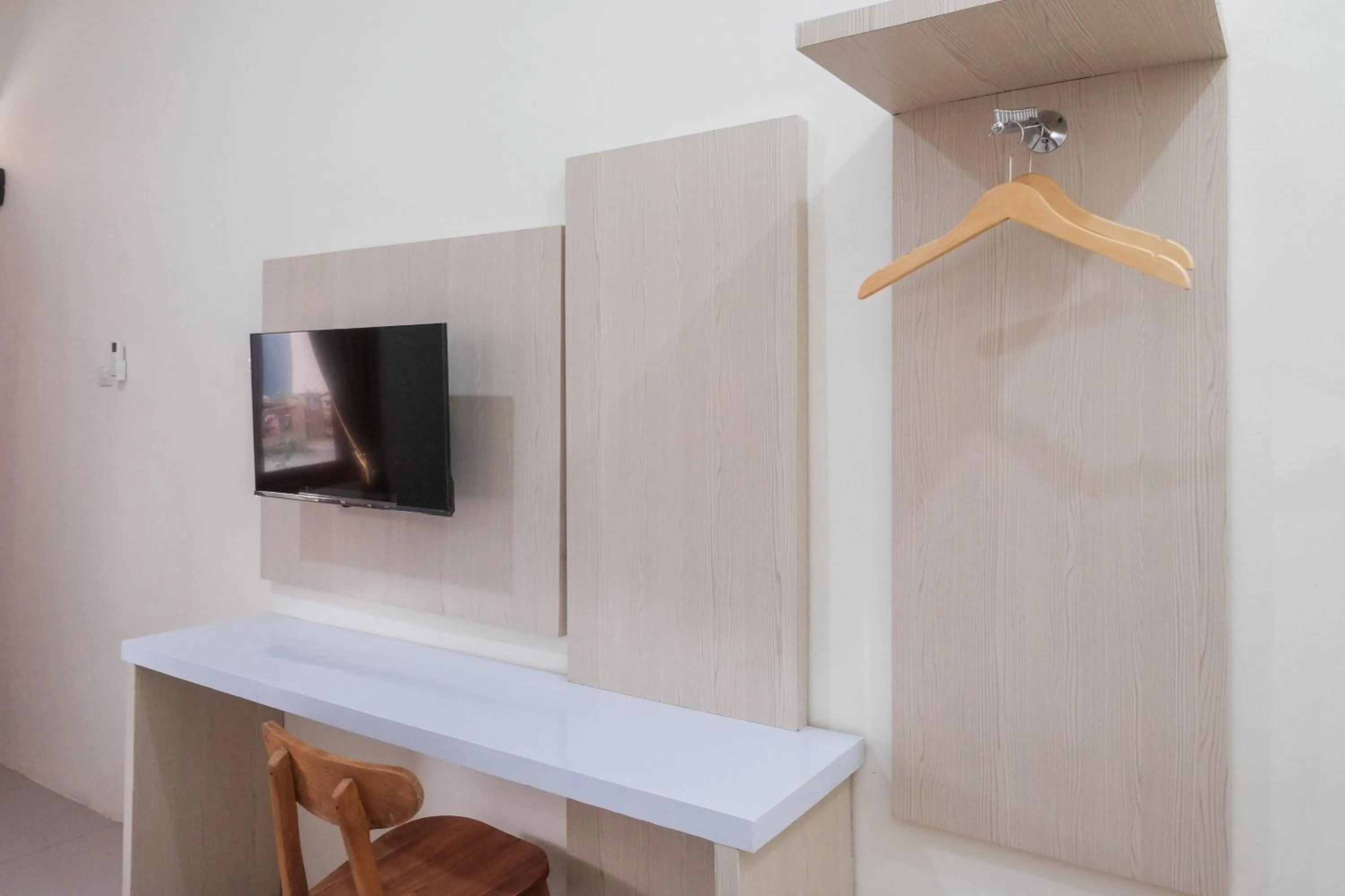 TV and multimedia in RedDoorz Plus Syariah at Hotel Indonesia Kajen