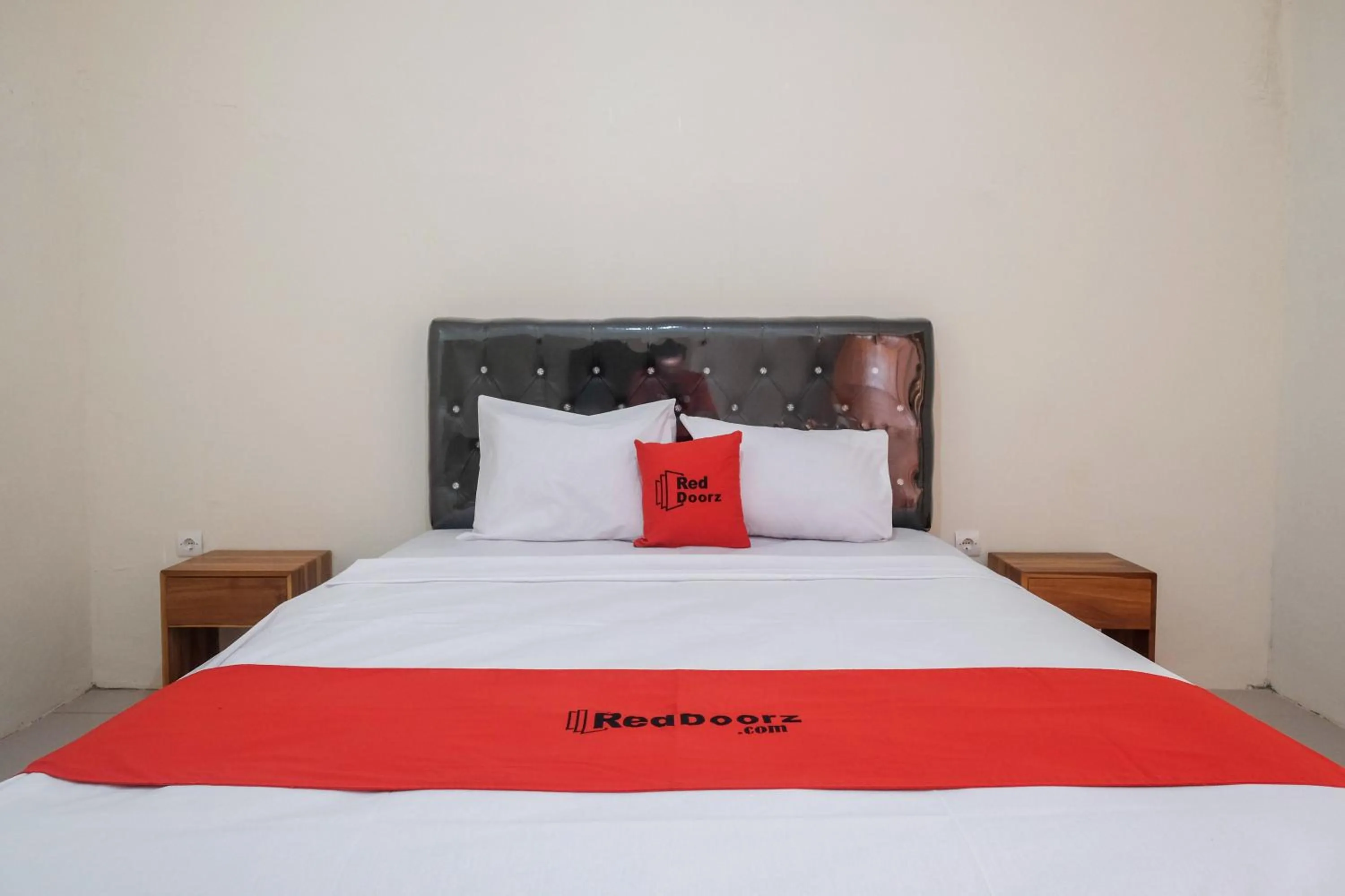 Bedroom, Bed in RedDoorz Plus Syariah at Hotel Indonesia Kajen