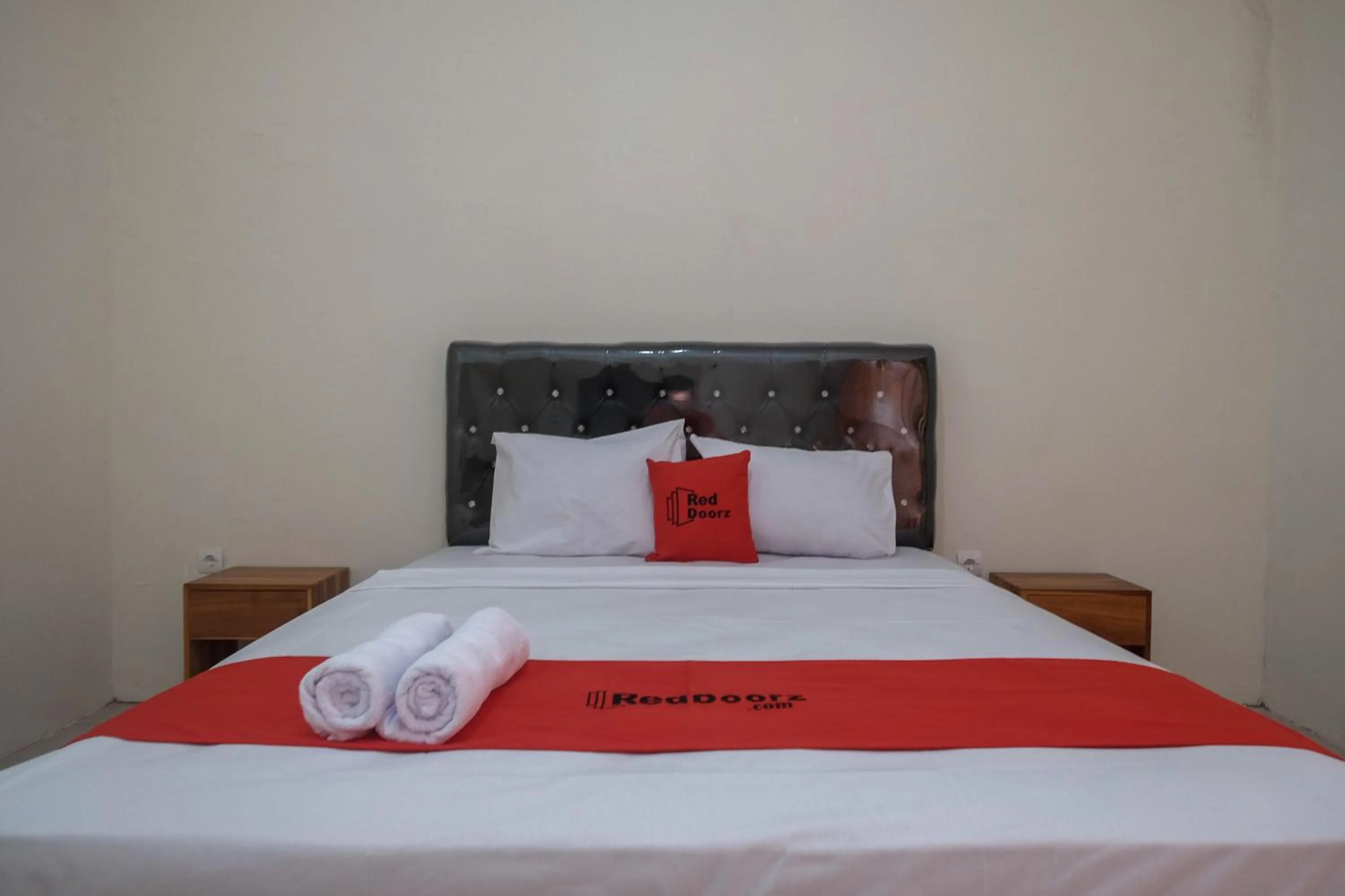 Bedroom, Bed in RedDoorz Plus Syariah at Hotel Indonesia Kajen