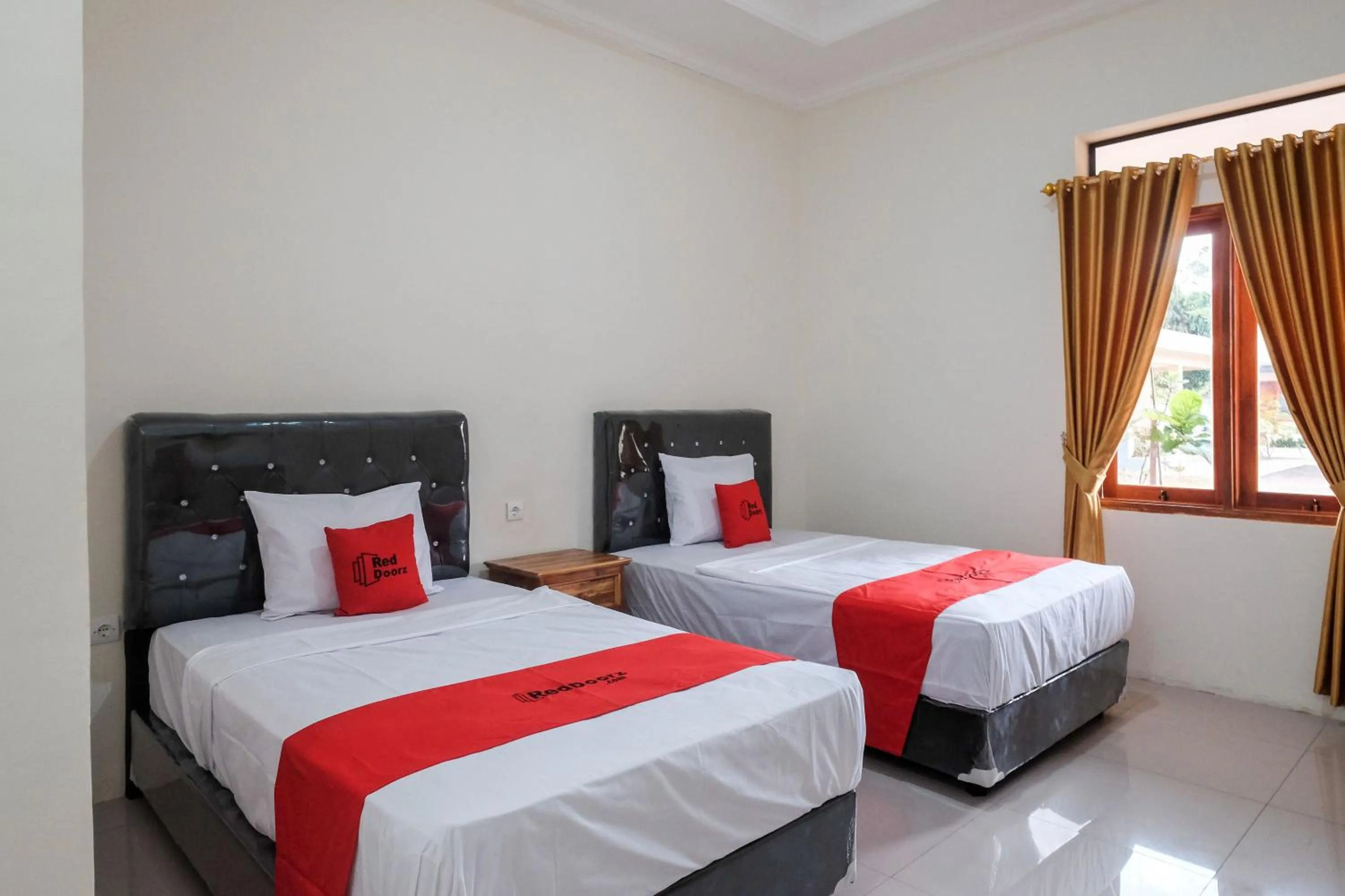 Bedroom, Bed in RedDoorz Plus Syariah at Hotel Indonesia Kajen