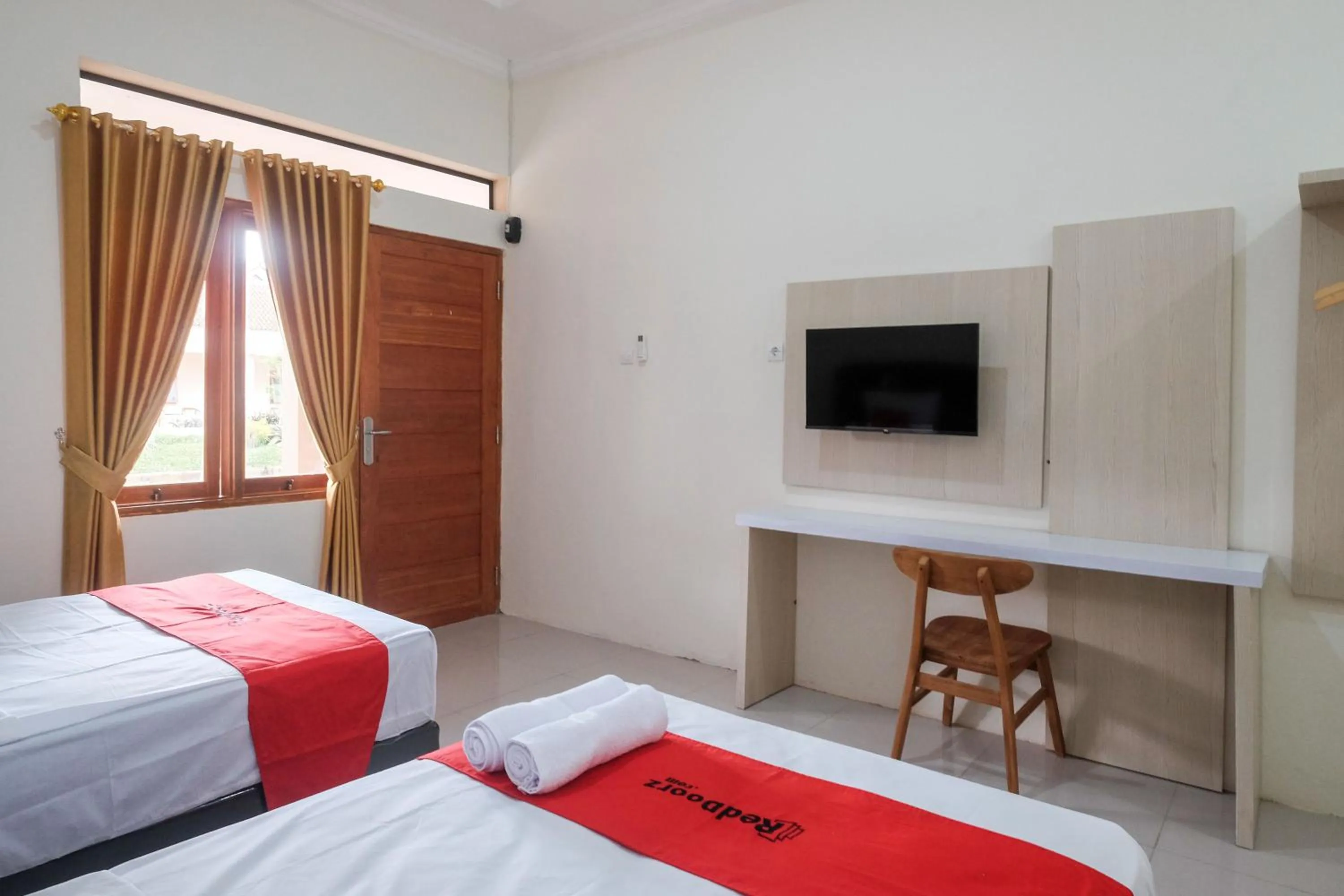 Bedroom, Bed in RedDoorz Plus Syariah at Hotel Indonesia Kajen