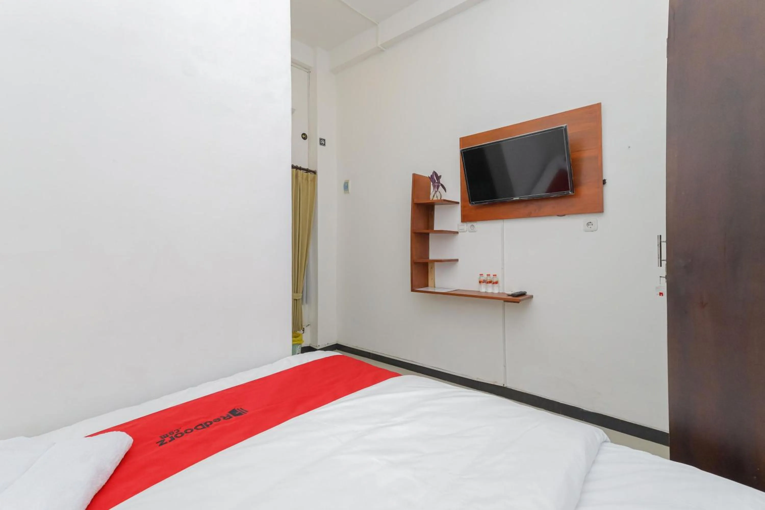 Bedroom, Bed in RedDoorz Syariah near Universitas Jember