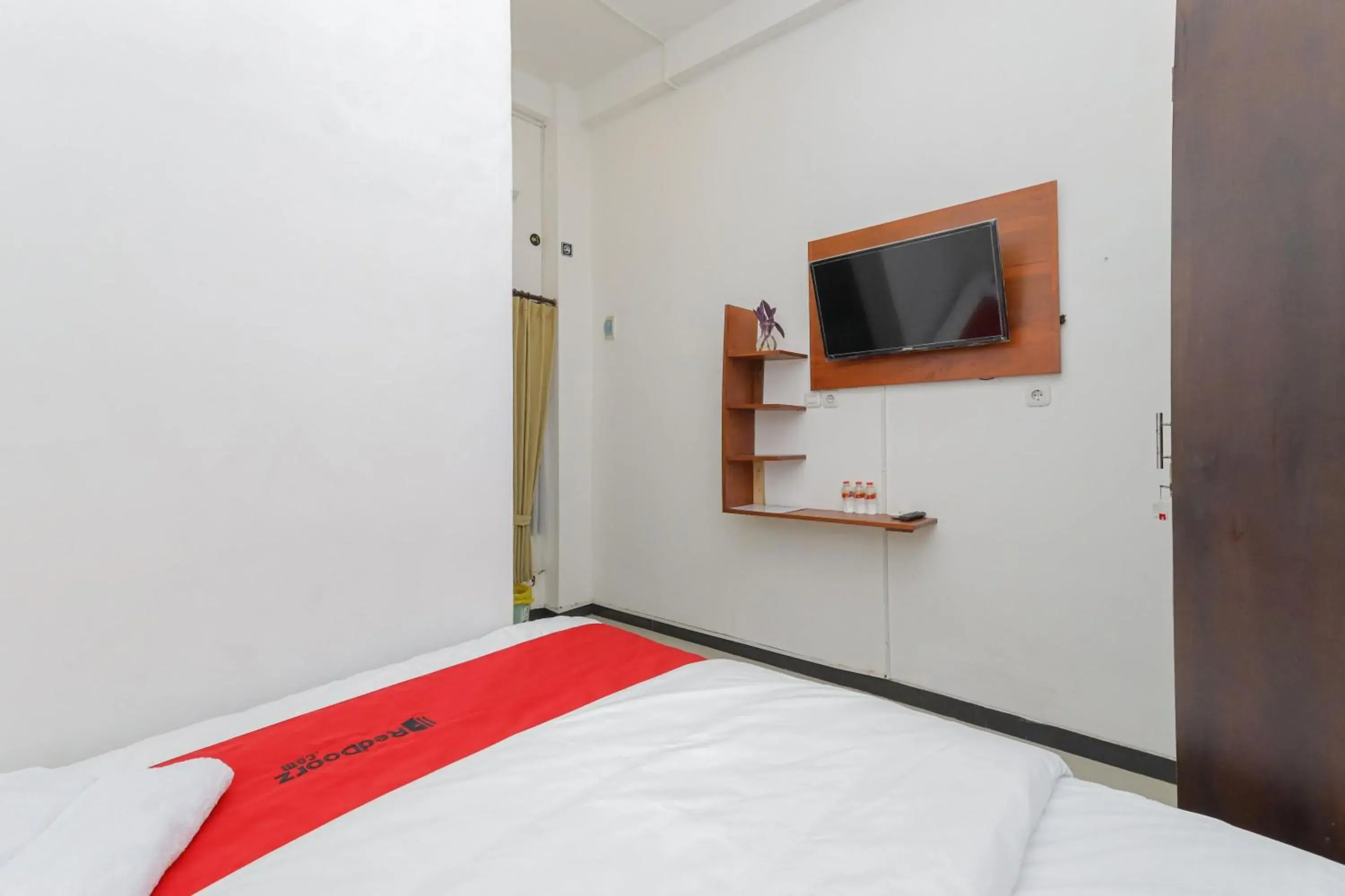 Bedroom, Bed in RedDoorz Syariah near Universitas Jember Bedroom, Bed in RedDoorz Syariah near Universitas Jember