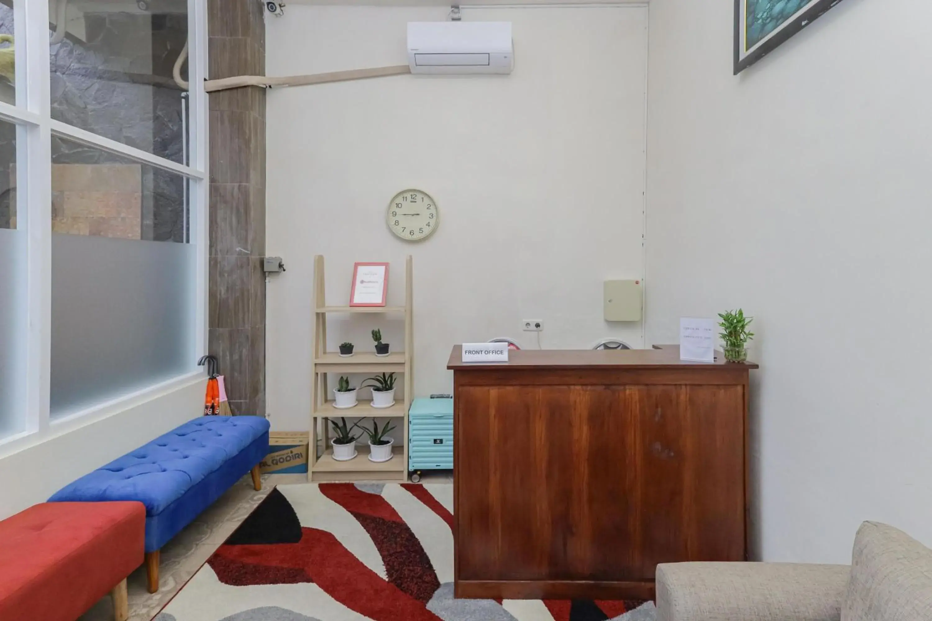 Lobby or reception in RedDoorz Syariah near Universitas Jember Lobby or reception in RedDoorz Syariah near Universitas Jember