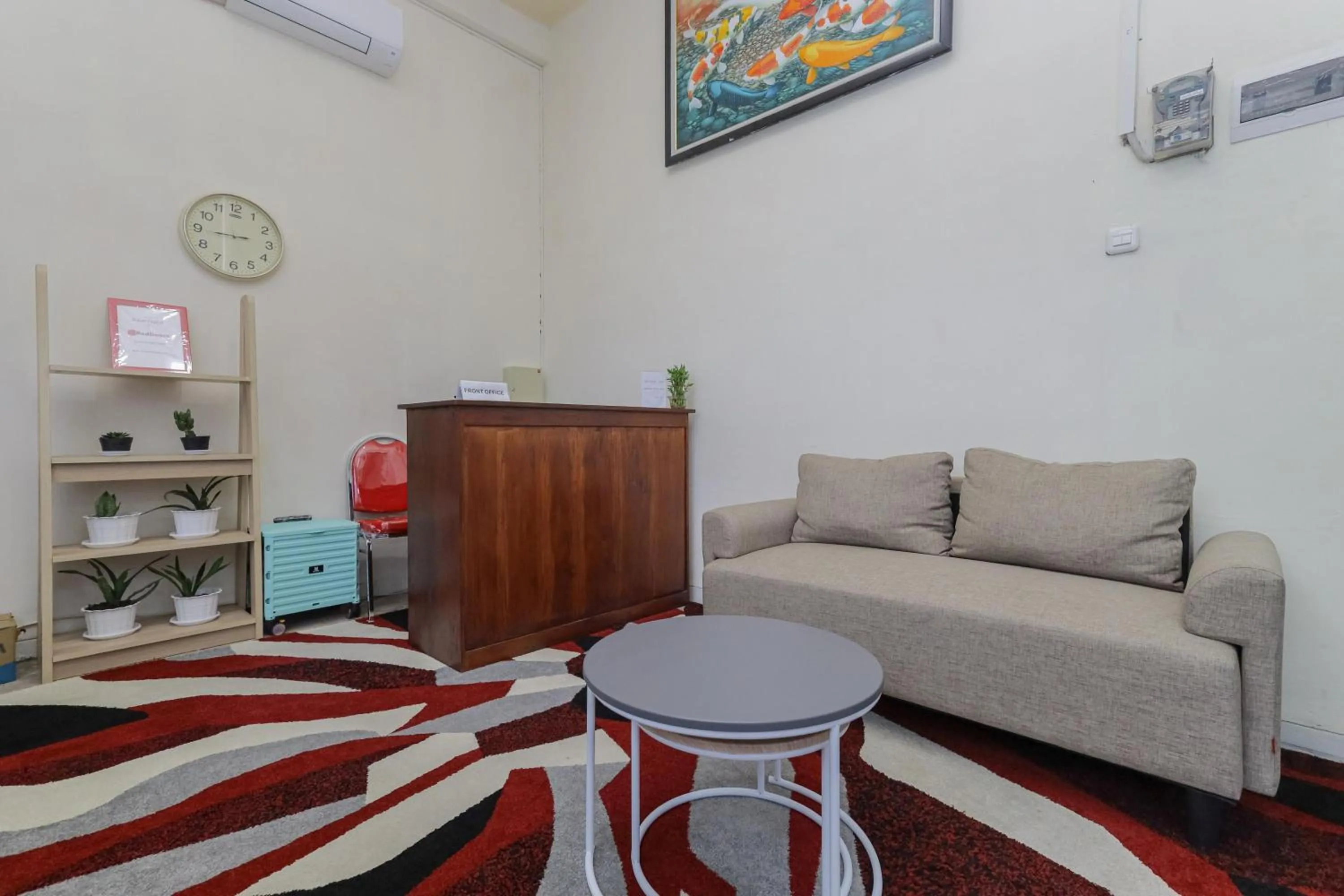 Lobby or reception in RedDoorz Syariah near Universitas Jember