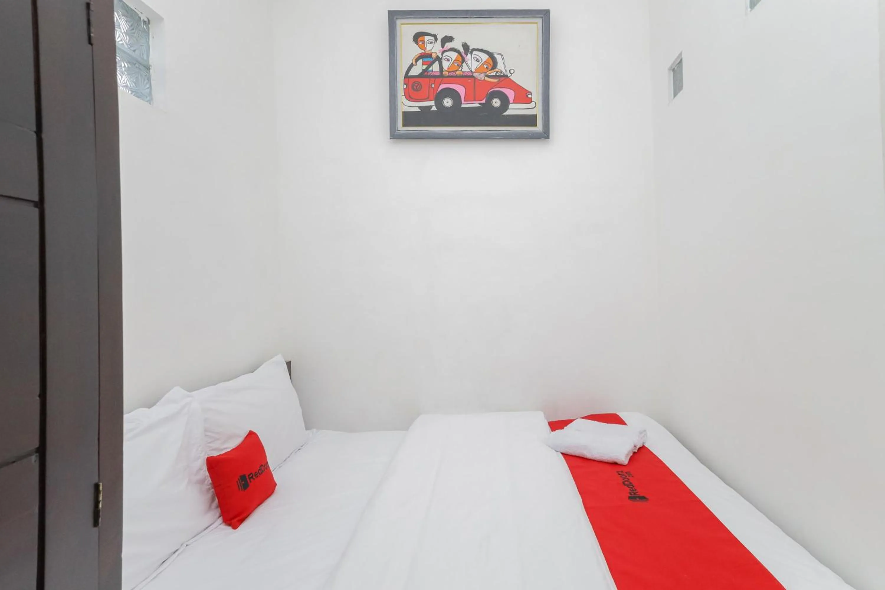 Bedroom, Bed in RedDoorz Syariah near Universitas Jember
