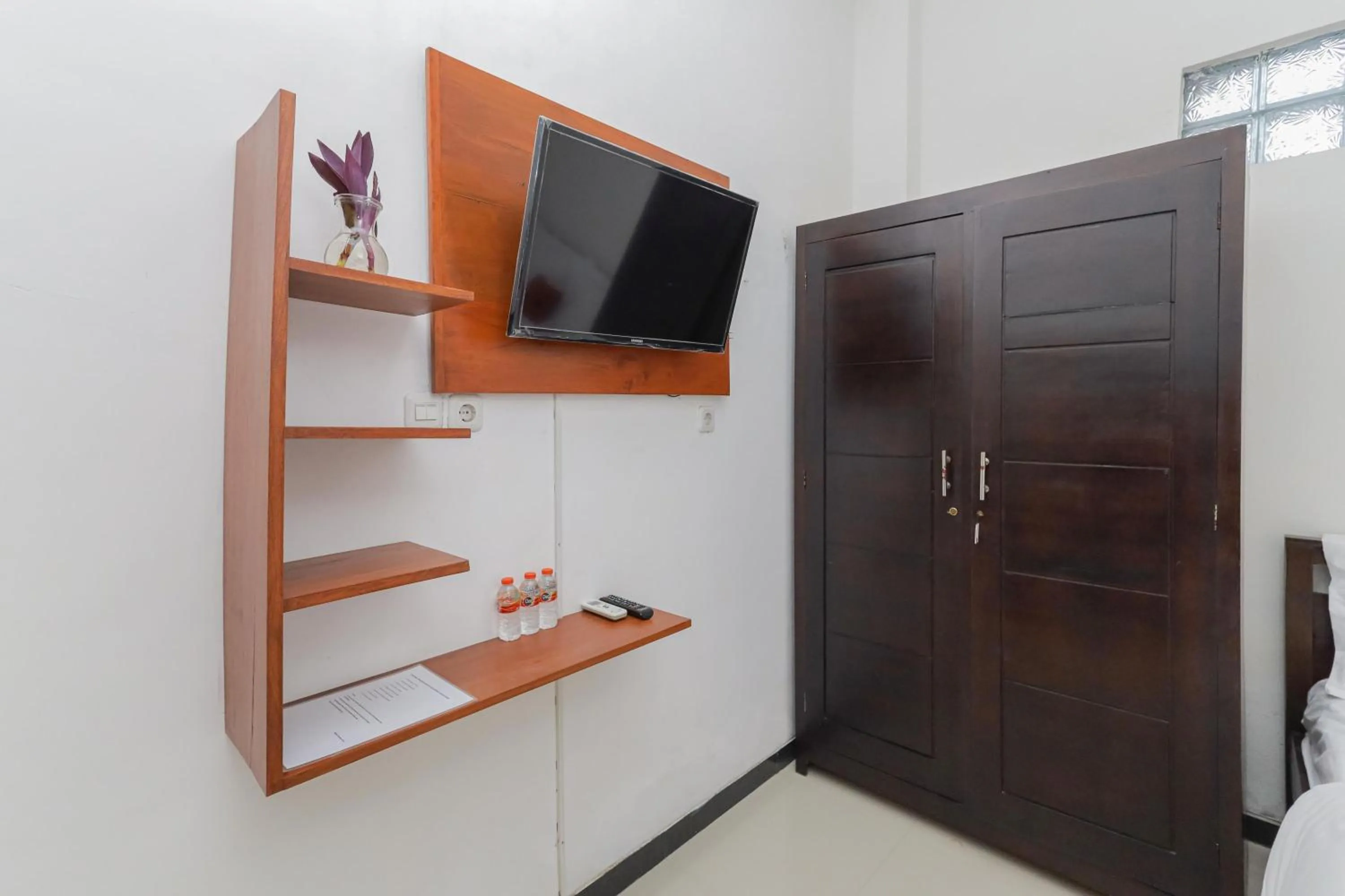 wardrobe in RedDoorz Syariah near Universitas Jember