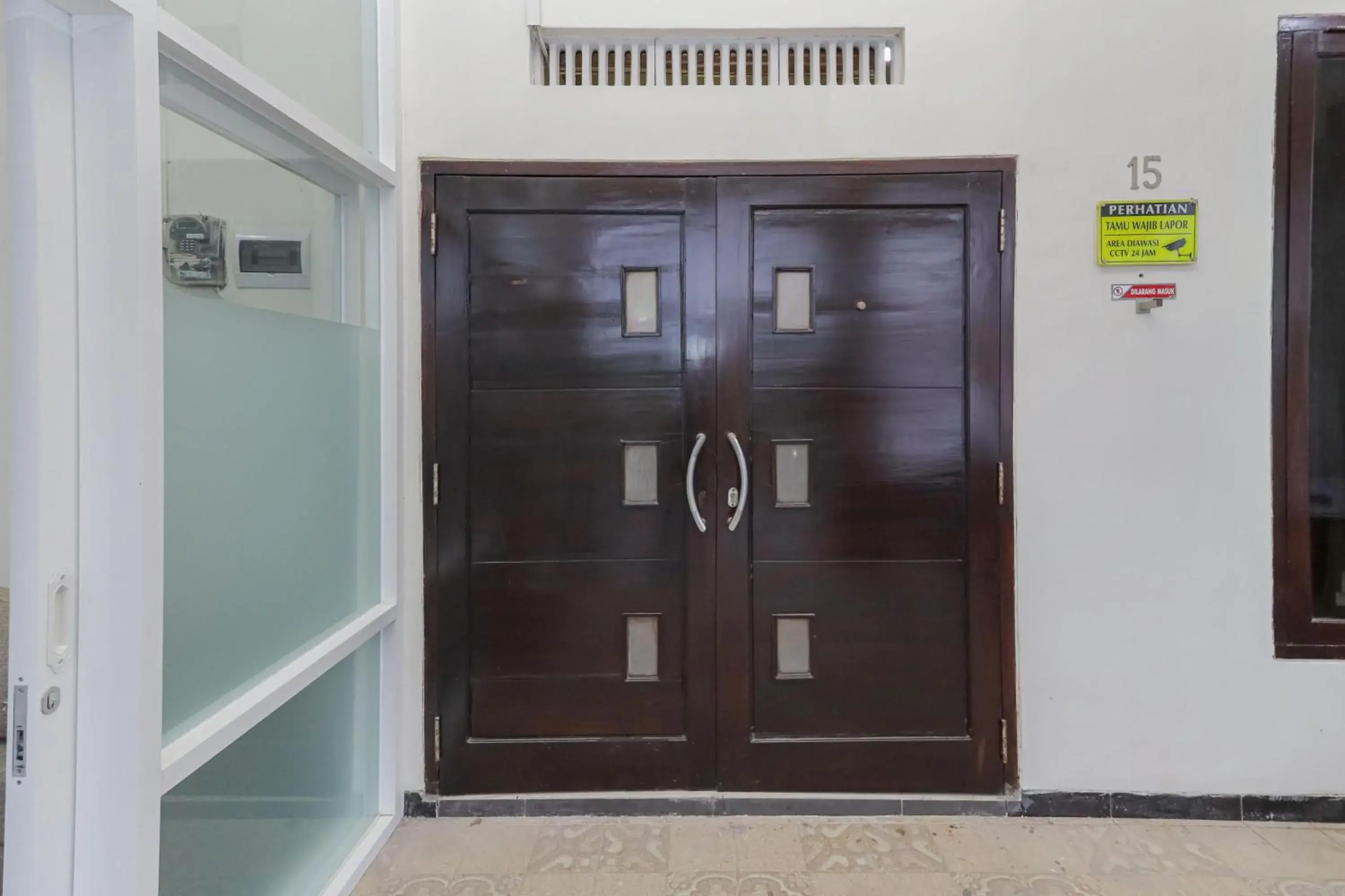 Facade/entrance in RedDoorz Syariah near Universitas Jember Facade/entrance in RedDoorz Syariah near Universitas Jember