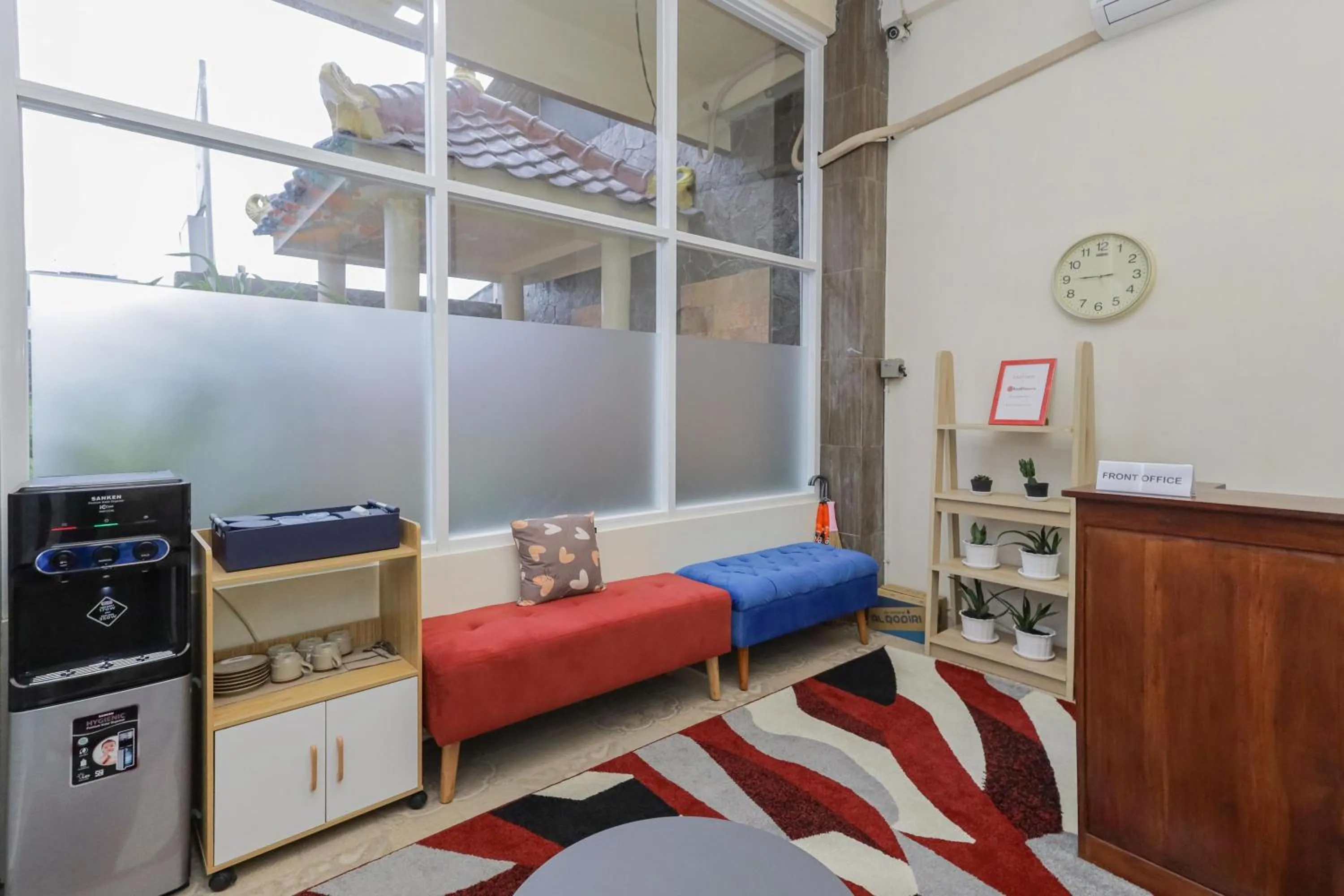 Lobby or reception, Bed in RedDoorz Syariah near Universitas Jember