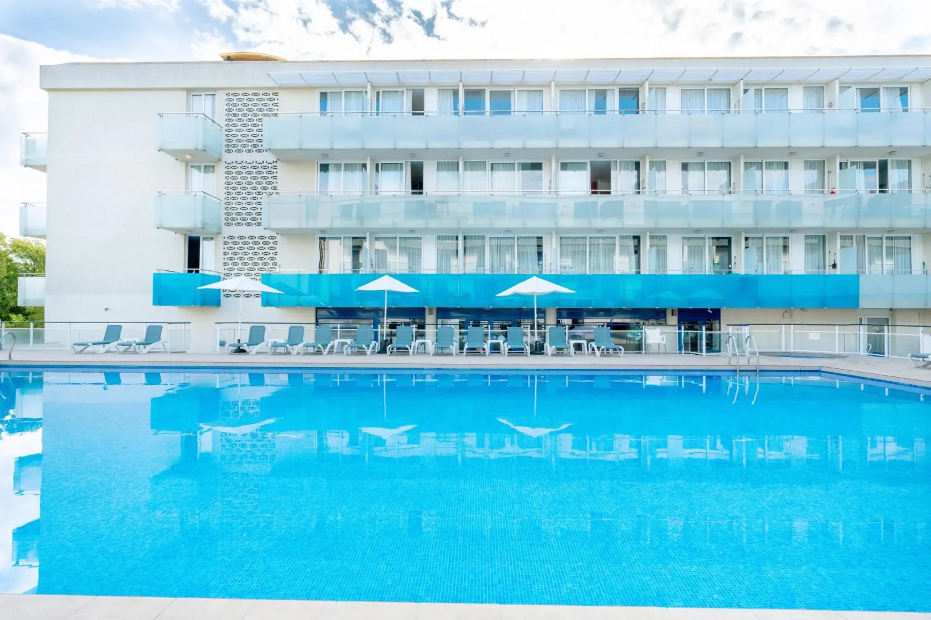 Swimming pool in Aparthotel Ona Palamós Swimming pool in Aparthotel Ona Palamós