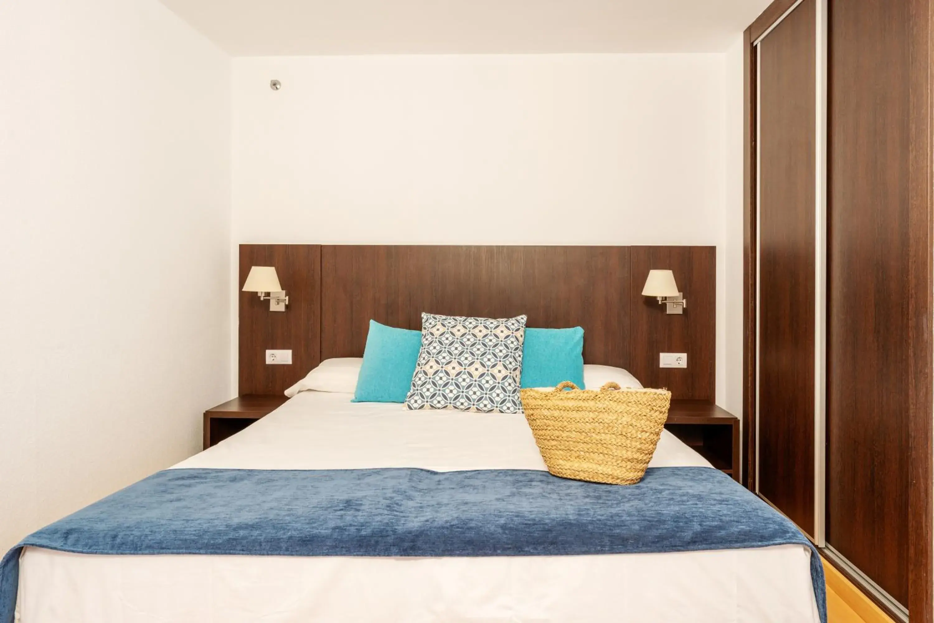 Bedroom, Bed in Aparthotel Ona Palamós Bedroom, Bed in Aparthotel Ona Palamós