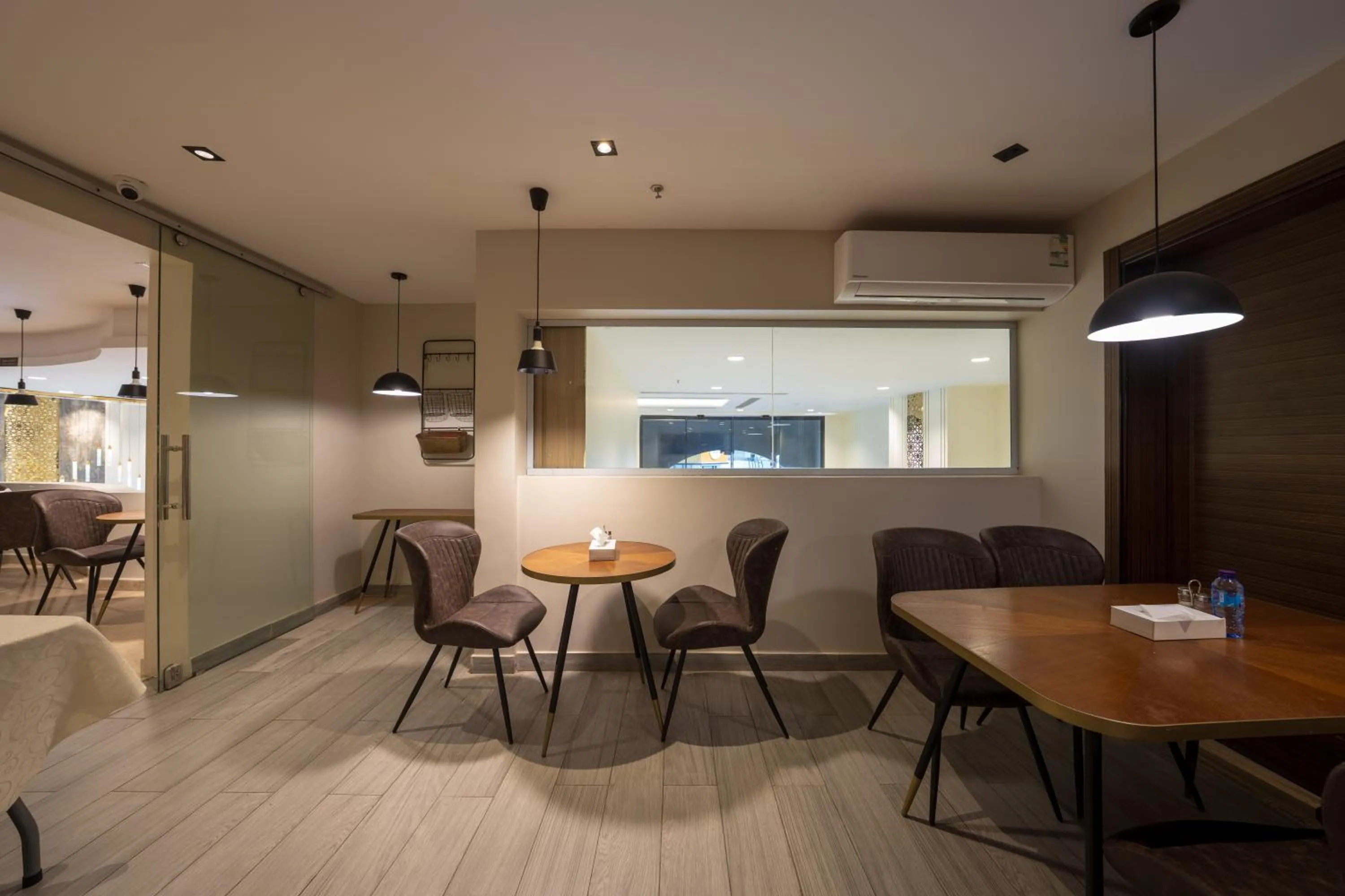 Dining area in Golden New Quraish Hotel Jeddah Modern Golden Hospitality Company