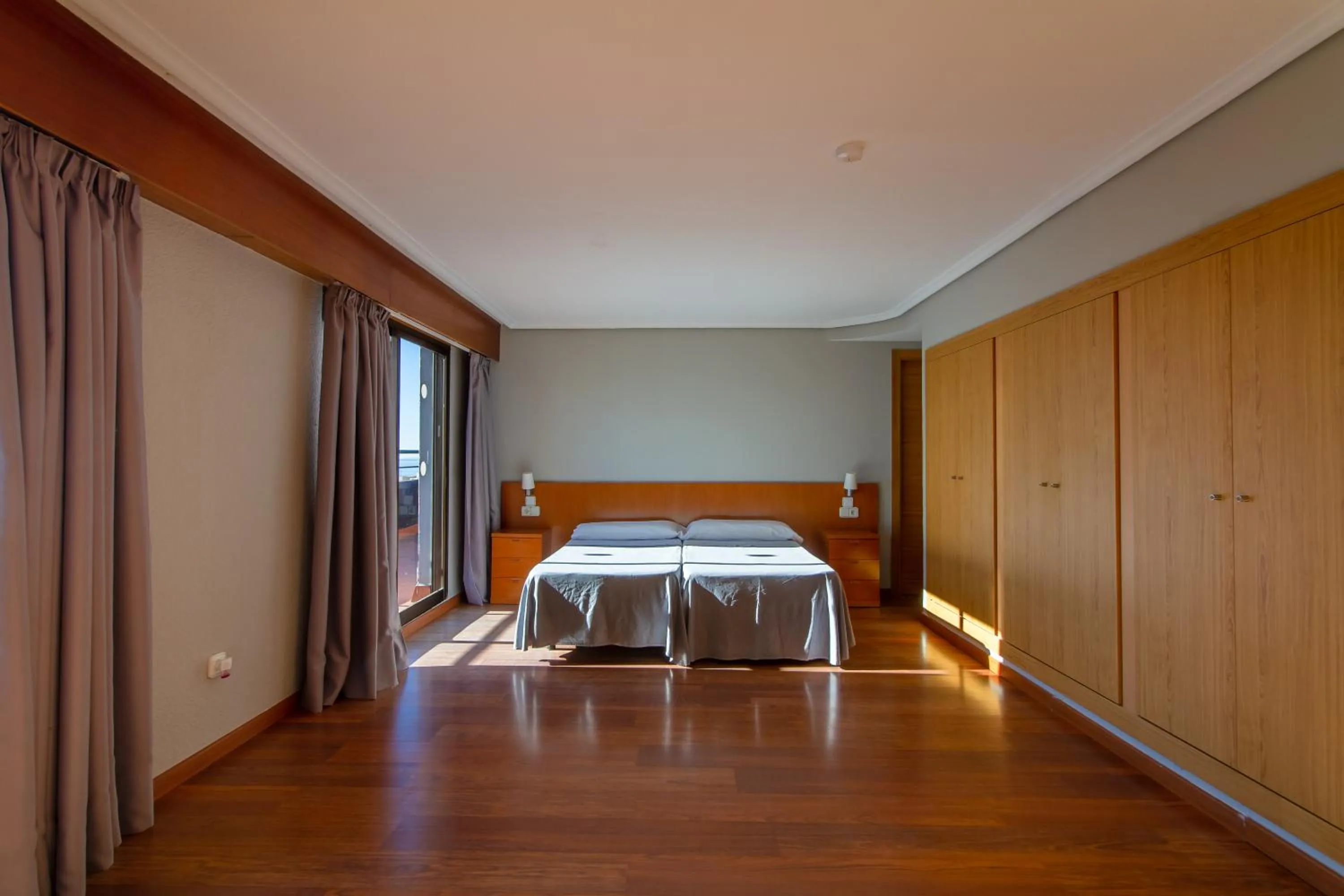 Bedroom, Bed in Apartamentos Michel Angelo Benidorm