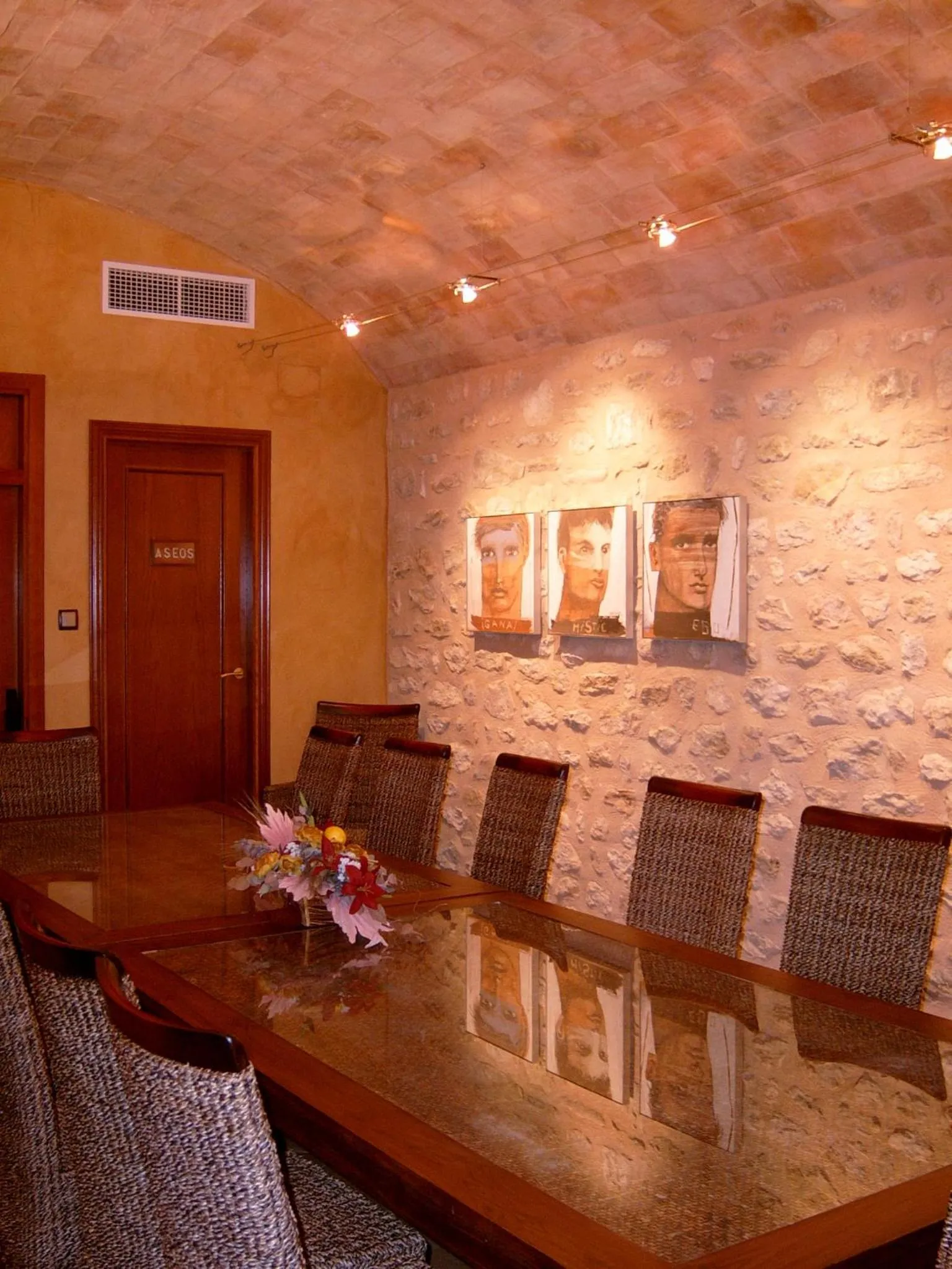 Restaurant/places to eat in L'Agora Hotel