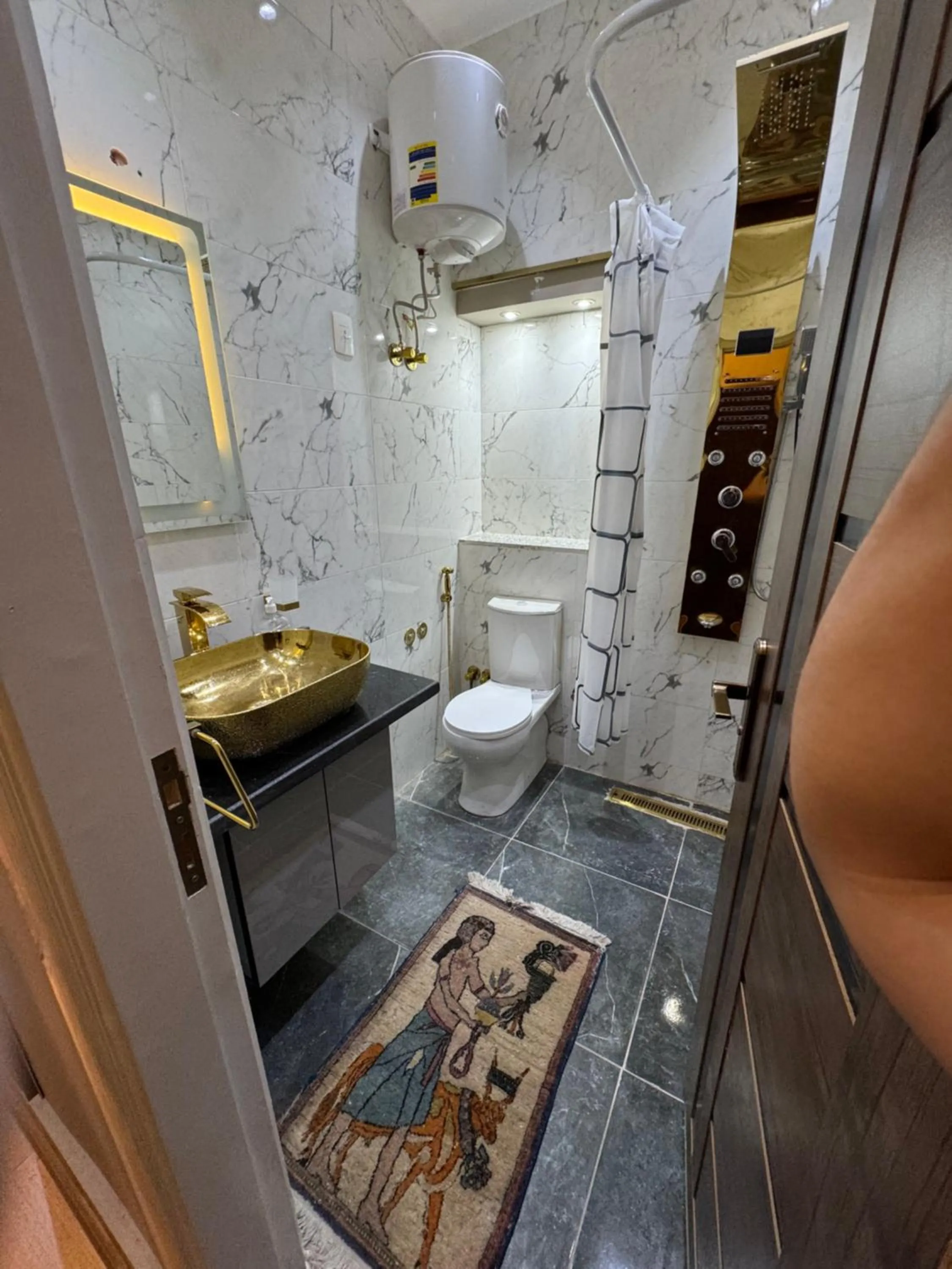 Shower in Osiris pyramids view inn