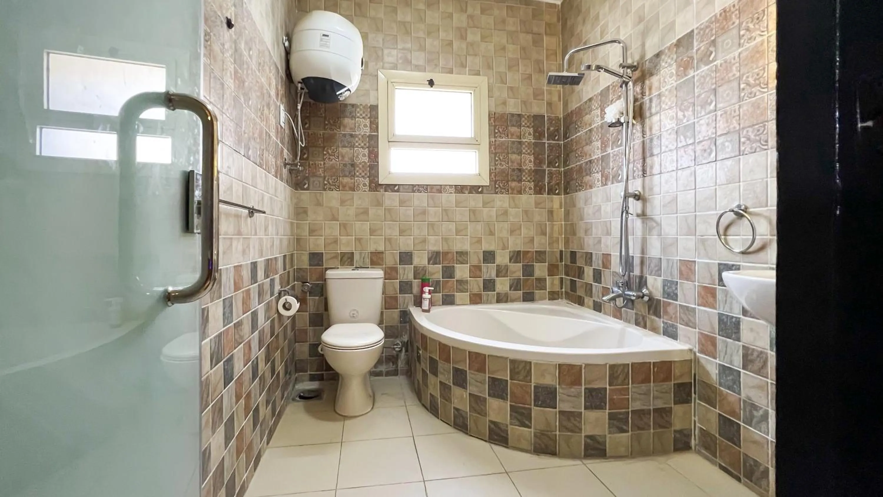 Shower in Osiris pyramids view inn