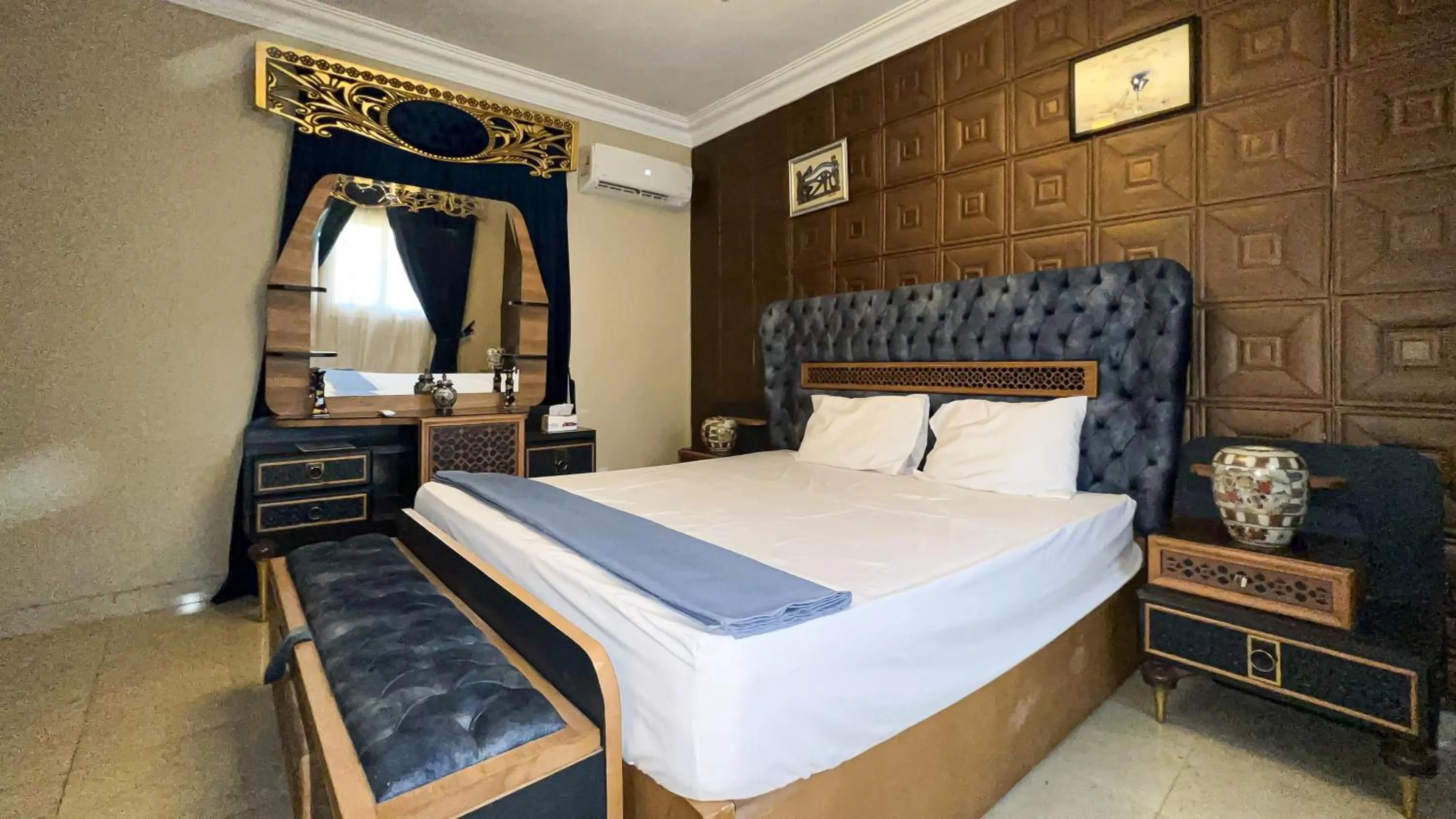 Bedroom, Bed in Osiris pyramids view inn