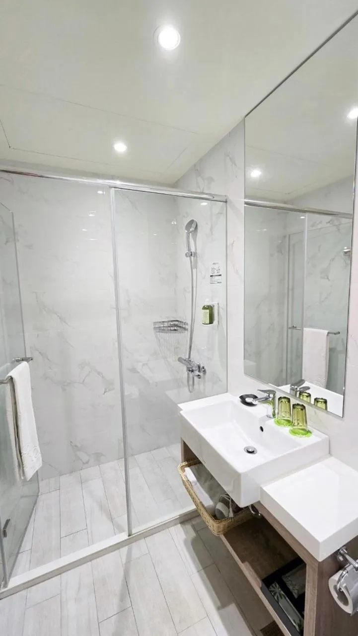 Shower in Grace Hotel Dunbei