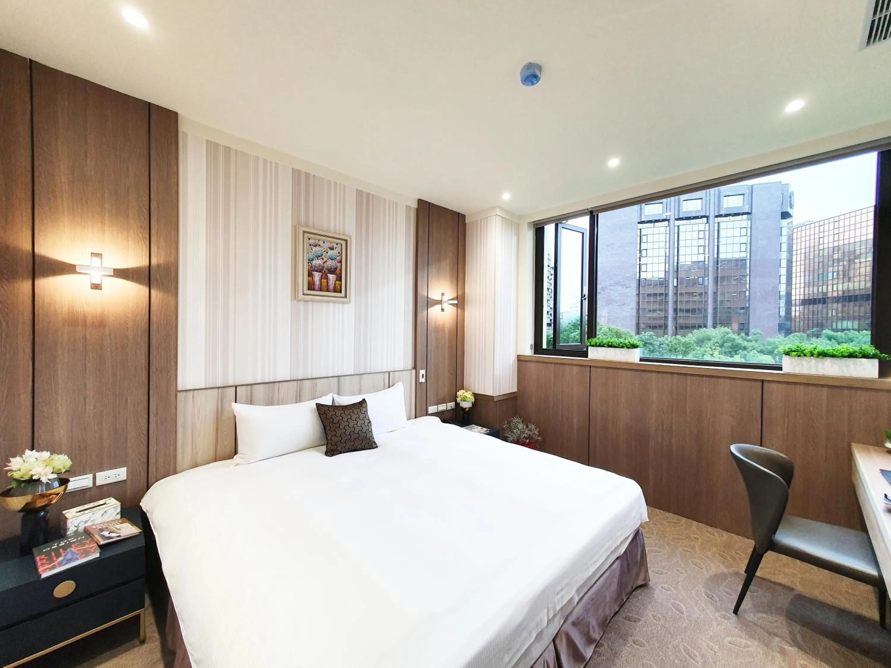 Photo of the whole room, Bed in Grace Hotel Dunbei