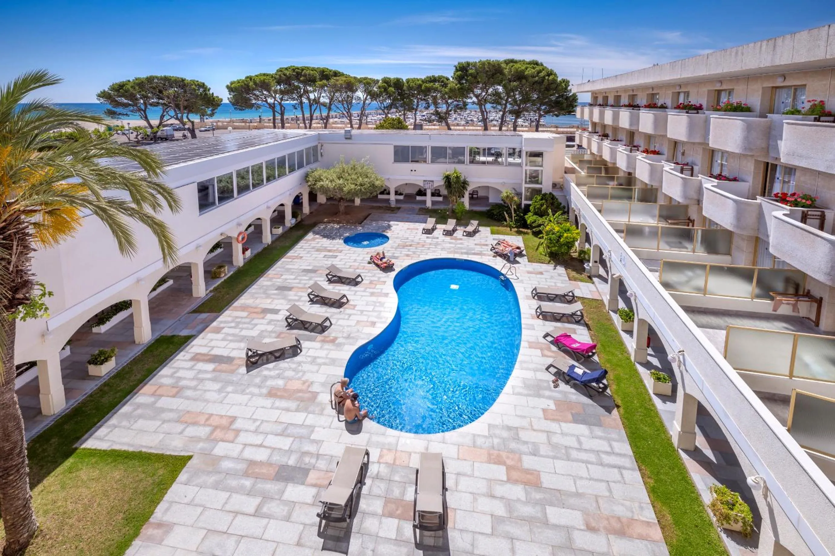 Swimming pool in 4R Meridià Mar