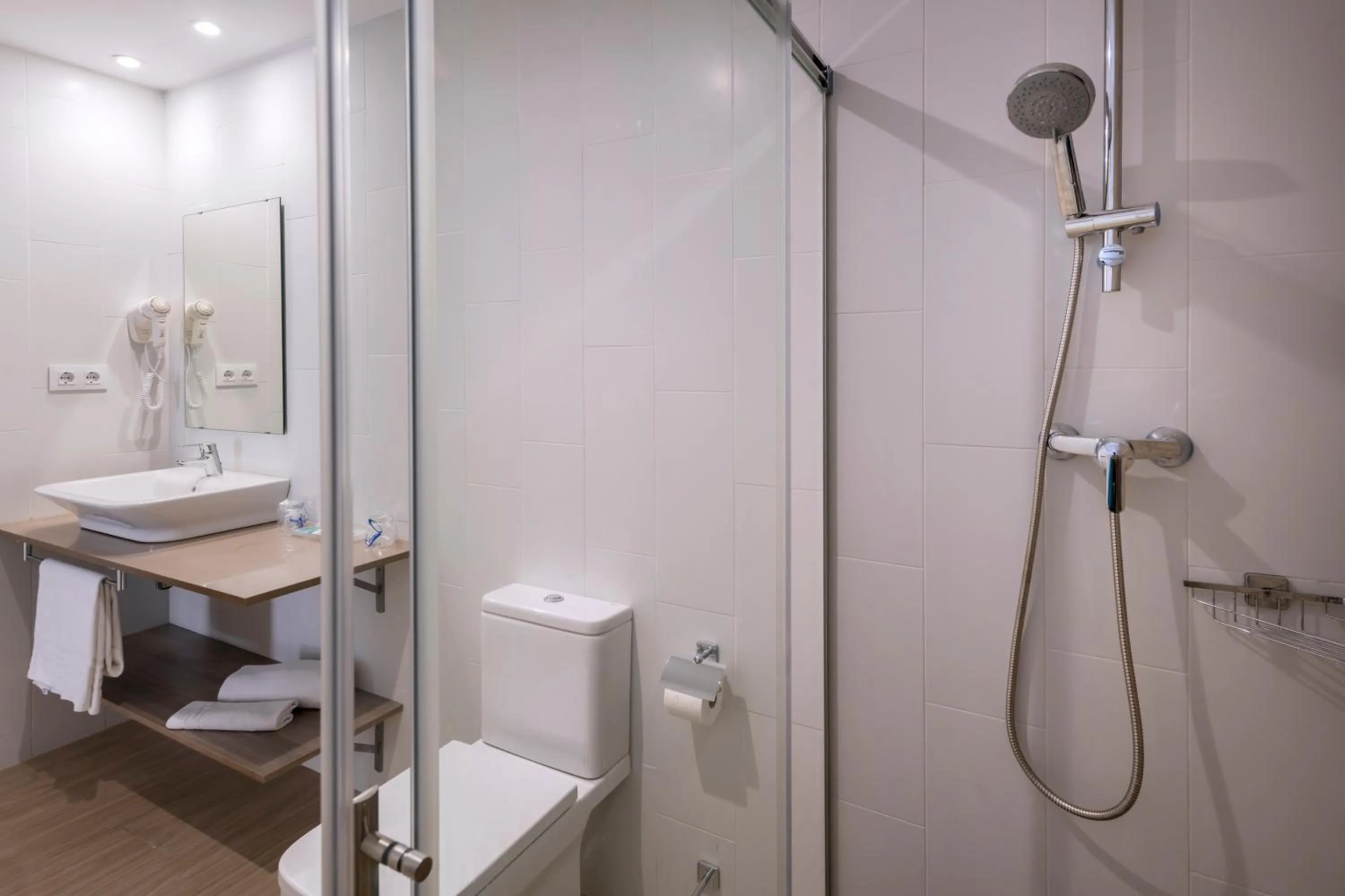 Shower in 4R Meridià Mar