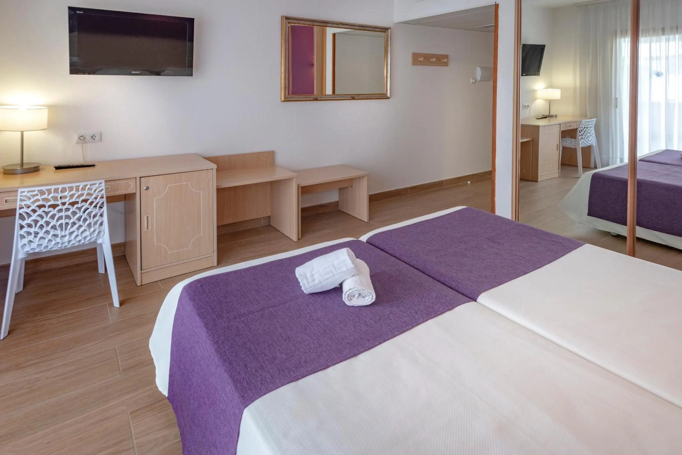 Photo of the whole room, Bed in 4R Meridià Mar